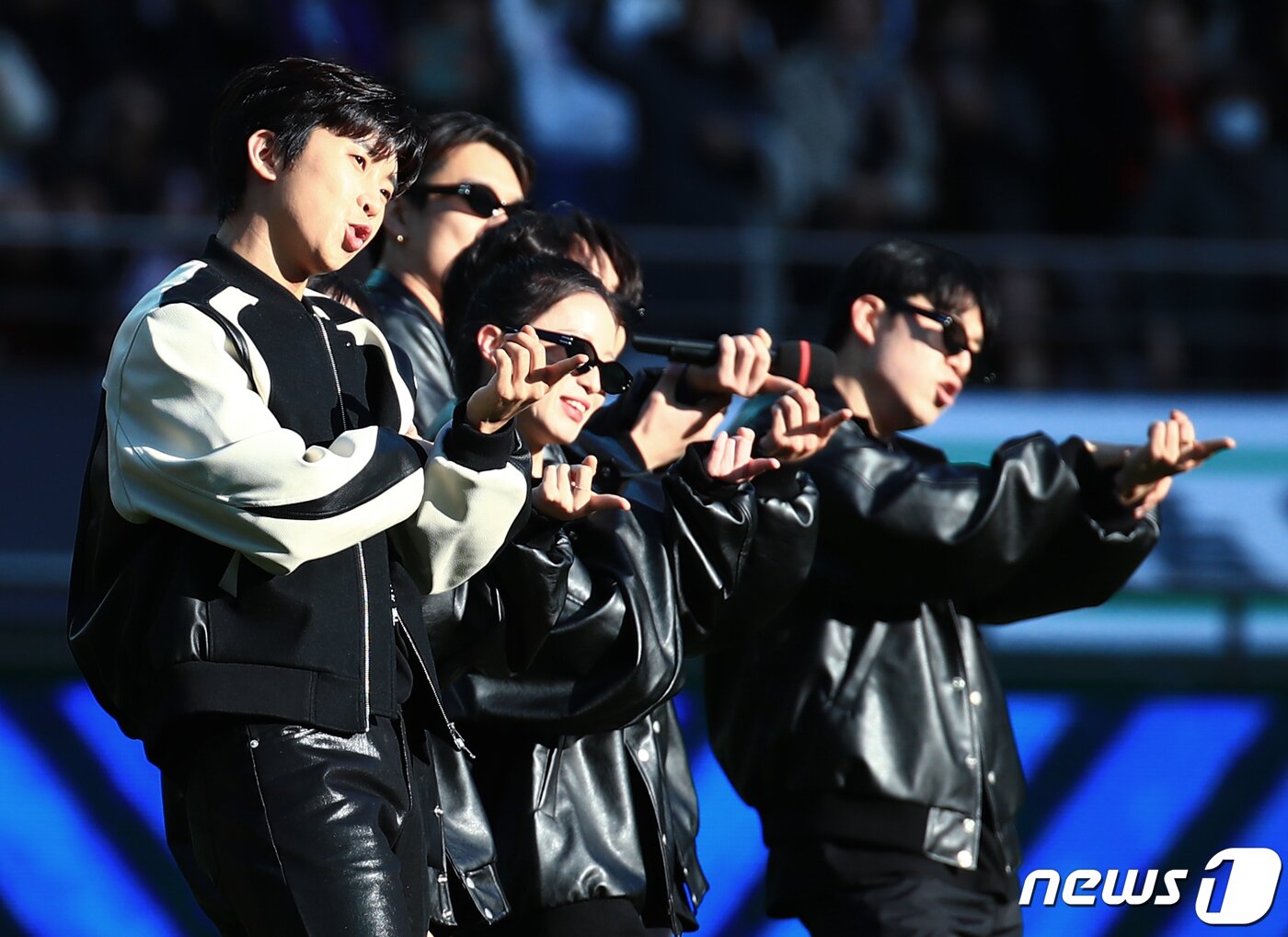 본문 이미지 - '트로트계의 아이돌' 가수 임영웅이 8일 오후 마포구 상암동 서울월드컵경기장에서 열린 2023 하나원큐 K리그1 6라운드 FC서울과 대구FC의 경기 하프타임에 팬들을 위한 공연을 펼치고 있다.  2023.4.8/뉴스1 ⓒ News1 박정호 기자