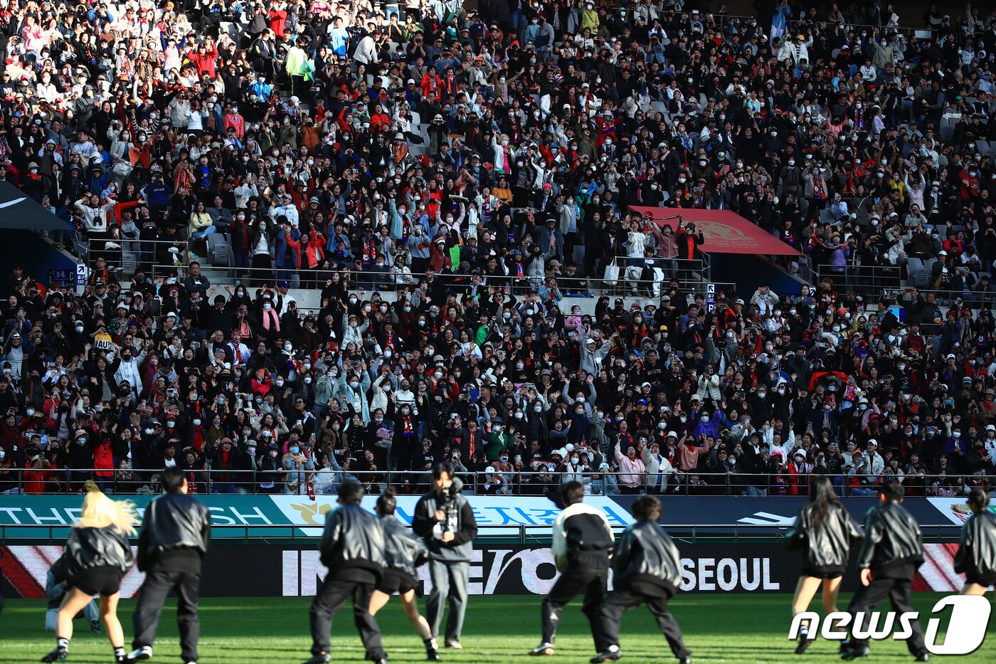 본문 이미지 - '트로트계의 아이돌' 가수 임영웅이 8일 오후 마포구 상암동 서울월드컵경기장에서 열린 2023 하나원큐 K리그1 6라운드 FC서울과 대구FC의 경기 하프타임에 팬들을 위한 공연을 펼치고 있다. 2023.4.8/뉴스1 ⓒ News1 박정호 기자