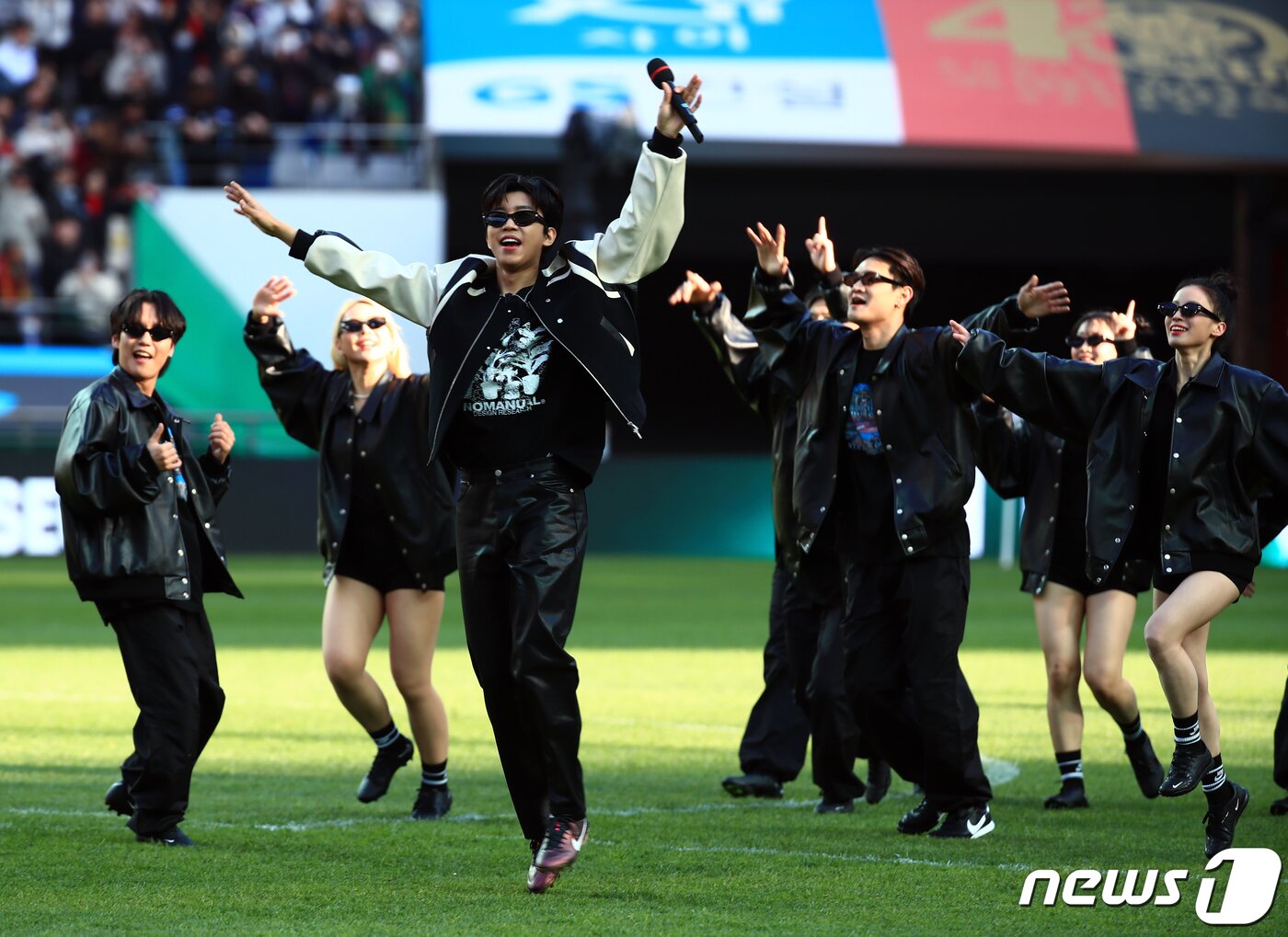 본문 이미지 - '트로트계의 아이돌' 가수 임영웅이 8일 오후 마포구 상암동 서울월드컵경기장에서 열린 2023 하나원큐 K리그1 6라운드 FC서울과 대구FC의 경기 하프타임에 팬들을 위한 공연을 펼치고 있다.  2023.4.8/뉴스1 ⓒ News1 박정호 기자