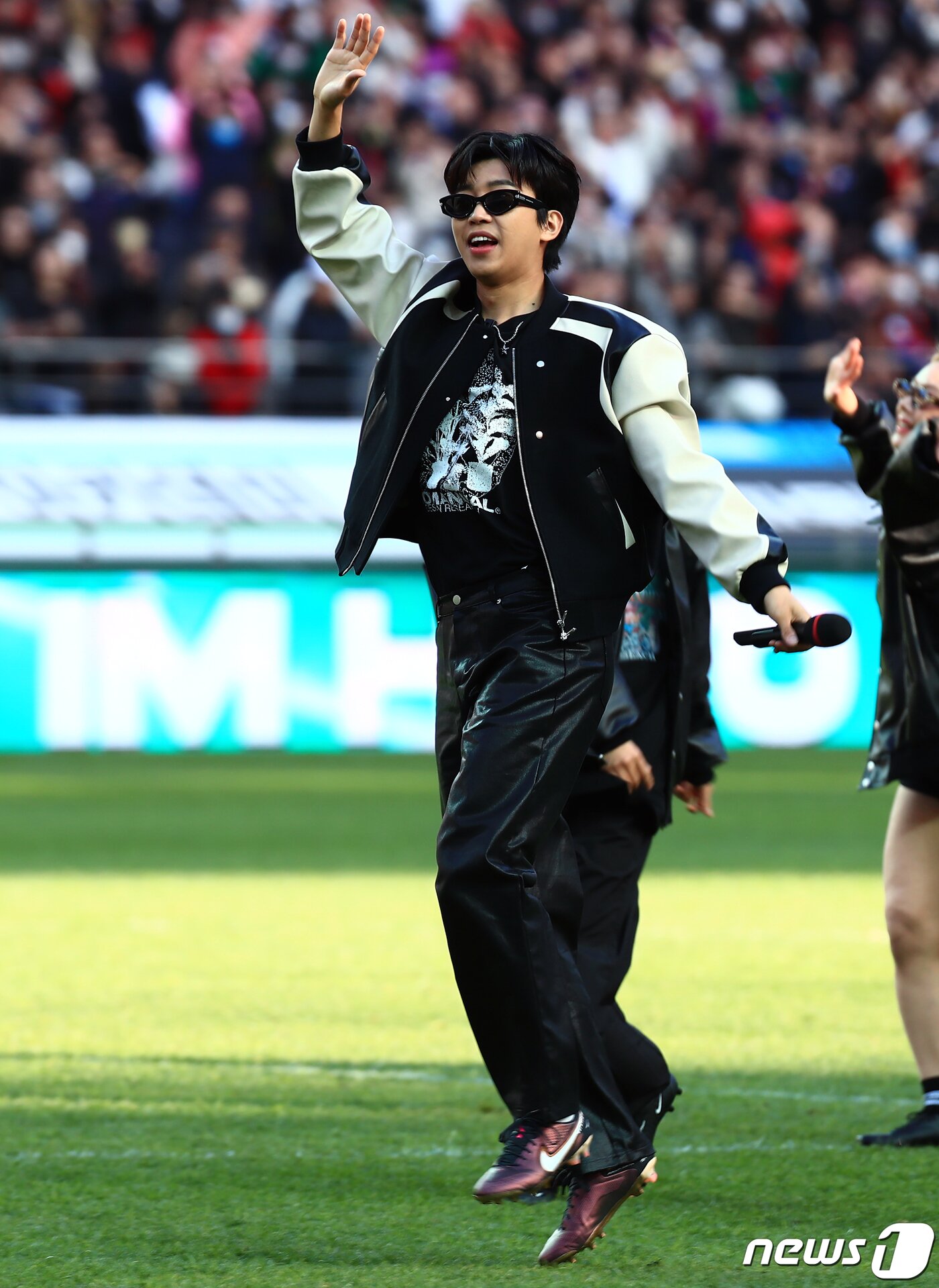본문 이미지 - '트로트계의 아이돌' 가수 임영웅이 8일 오후 마포구 상암동 서울월드컵경기장에서 열린 2023 하나원큐 K리그1 6라운드 FC서울과 대구FC의 경기 하프타임에 팬들을 위한 공연을 펼치고 있다.  2023.4.8/뉴스1 ⓒ News1 박정호 기자