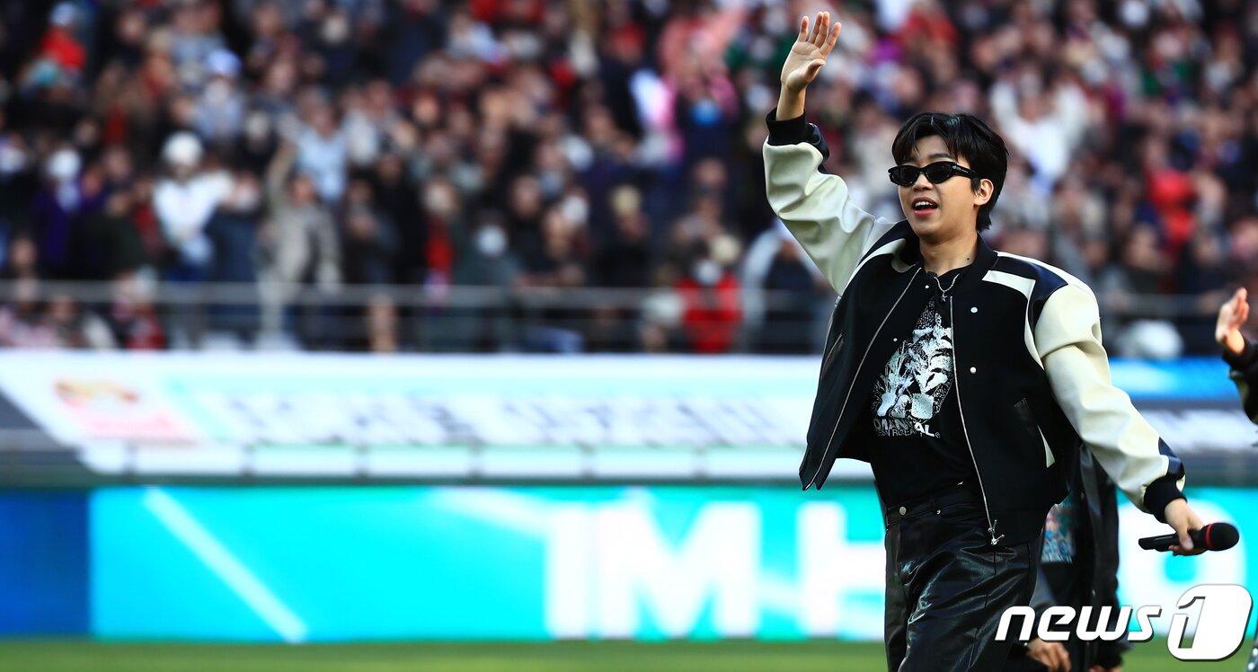 본문 이미지 - '트로트계의 아이돌' 가수 임영웅이 8일 오후 마포구 상암동 서울월드컵경기장에서 열린 2023 하나원큐 K리그1 6라운드 FC서울과 대구FC의 경기 하프타임에 팬들을 위한 공연을 펼치고 있다. 2023.4.8/뉴스1 ⓒ News1 박정호 기자