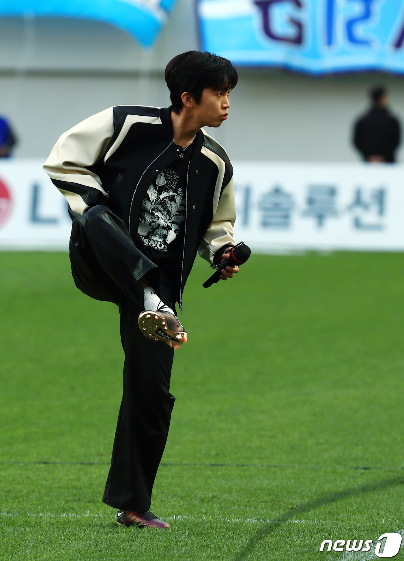 본문 이미지 - '트로트계의 아이돌' 가수 임영웅이 8일 오후 마포구 상암동 서울월드컵경기장에서 열린 2023 하나원큐 K리그1 6라운드 FC서울과 대구FC의 경기 하프타임에 팬들을 위한 공연을 마친 뒤 카메라를 향해 축구화를 공개하고 있다.  2023.4.8/뉴스1 ⓒ News1 박정호 기자