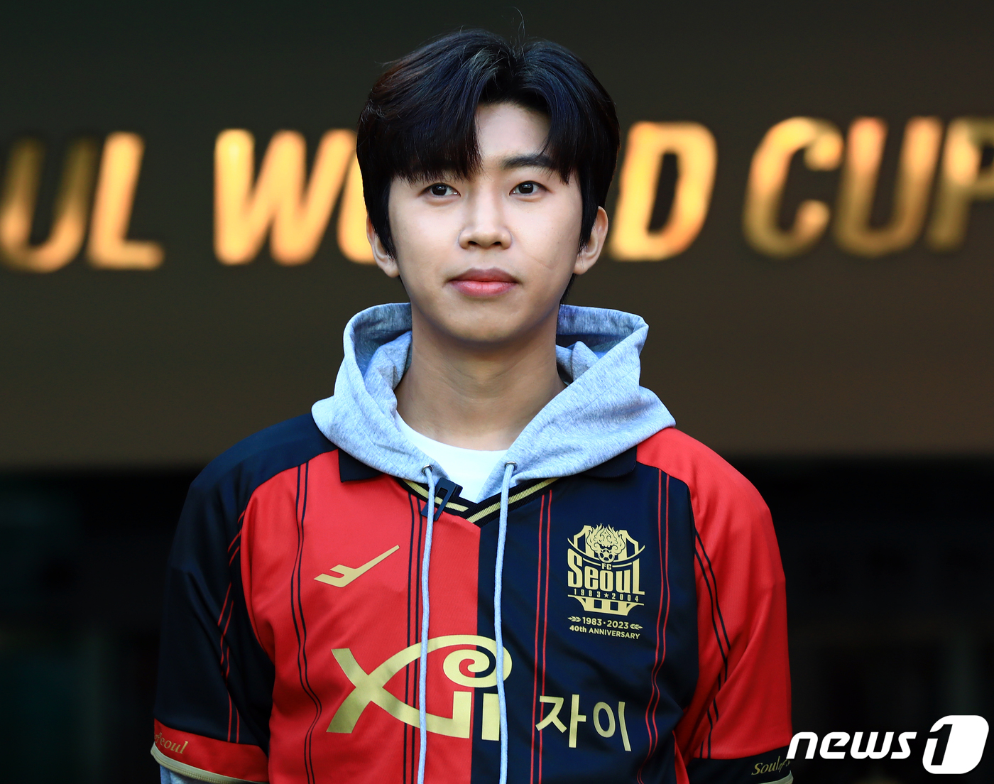 (서울=뉴스1) 박정호 기자 = '트로트계의 아이돌' 가수 임영웅이 8일 오후 마포구 상암동 서울월드컵경기장에서 열린 2023 하나원큐 K리그1 6라운드 FC서울과 대구FC의 경기 …