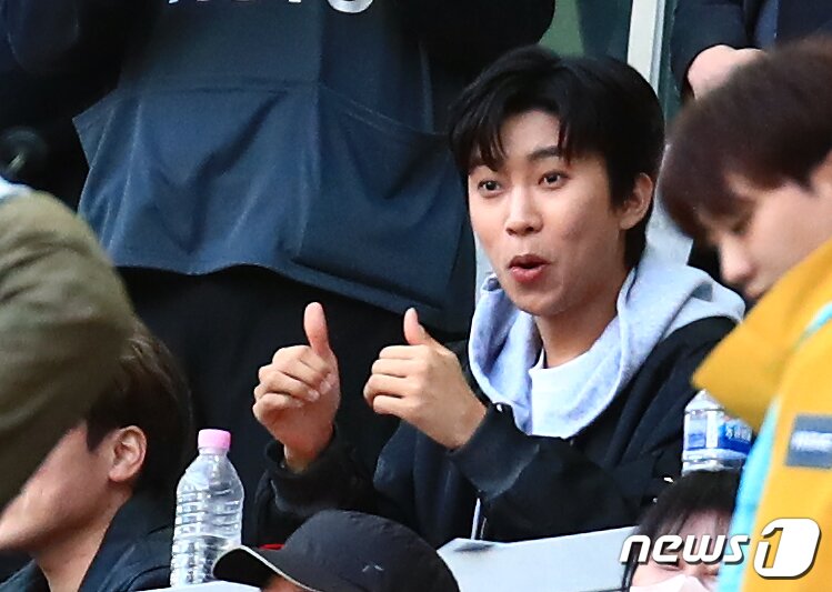 본문 이미지 - '트로트계의 아이돌' 가수 임영웅이 8일 오후 마포구 상암동 서울월드컵경기장에서 열린 2023 하나원큐 K리그1 6라운드 FC서울과 대구FC의 경기 후반 장내 아나운서의 공식 관중수 45,007명(코로나 이후 한국프로스포츠 최다 관중 달성) 발표에 놀라며 양손 엄지 손가락을 치켜들어 보이고 있다. 2023.4.8/뉴스1 ⓒ News1 박정호 기자