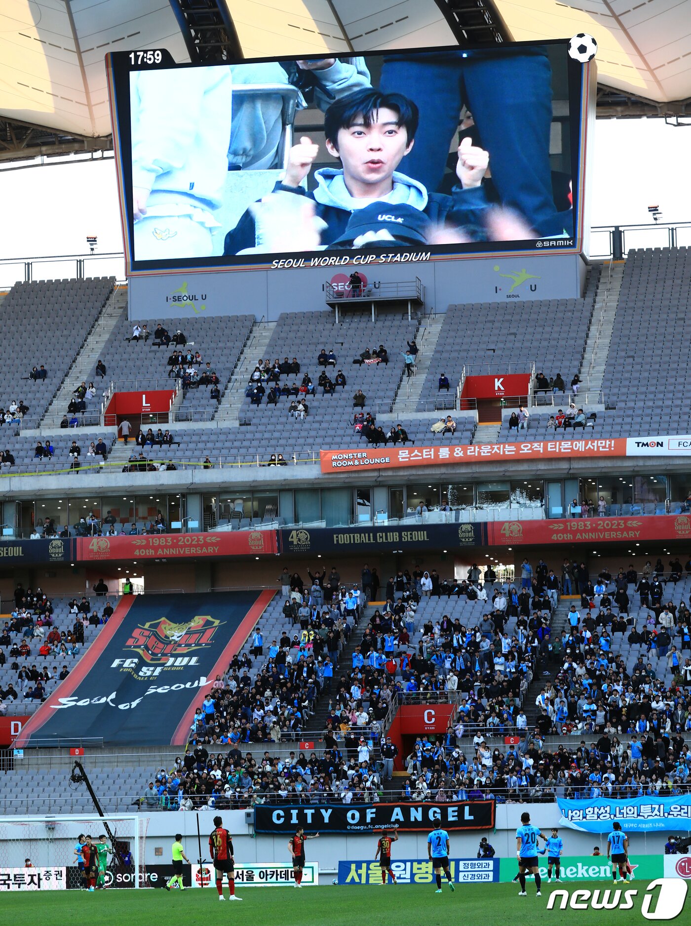 본문 이미지 - '트로트계의 아이돌' 가수 임영웅이 8일 오후 마포구 상암동 서울월드컵경기장에서 열린 2023 하나원큐 K리그1 6라운드 FC서울과 대구FC의 경기 후반 장내 아나운서의 공식 관중수 45,007명(코로나 이후 한국프로스포츠 최다 관중 달성) 발표에 놀라며 양손 엄지 손가락을 치켜들어 보이고 있다.  2023.4.8/뉴스1 ⓒ News1 박정호 기자