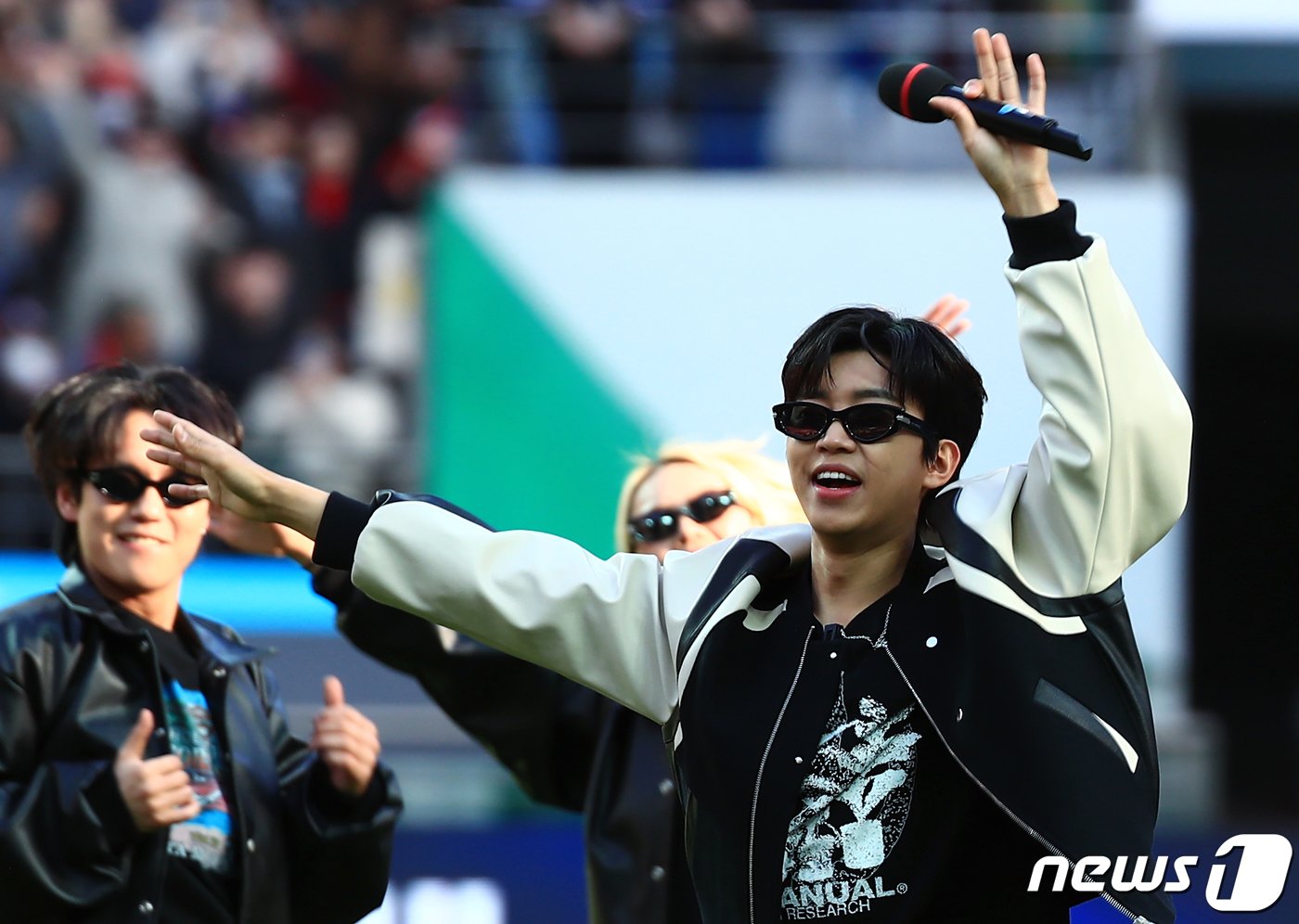 본문 이미지 - 2년 전 K리그 경기장을 찾아 축하공연을 했던 임영웅. 2023.4.8/뉴스1 ⓒ News1 박정호 기자