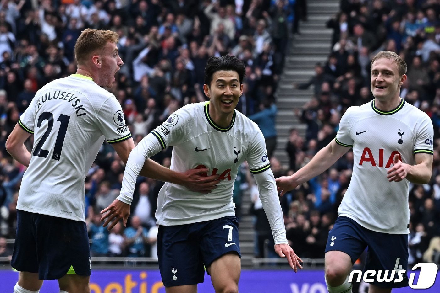 본문 이미지 - 토트넘 홋스퍼의 손흥민이 8일(한국시간) 영국 런던 토트넘 홋스퍼 스타디움에서 열린 2022-23시즌 잉글랜드프리미어리그(EPL) 30라운드 브라이튼과의 경기에서 선제골을 넣은 뒤 동료들과 기쁨을 나누고 있다. 손흥민은 이번 골로 아시아 선수 최초로 EPL 통산 100호골을 달성했다. 2023.4.8/뉴스1 ⓒ AFP=뉴스1