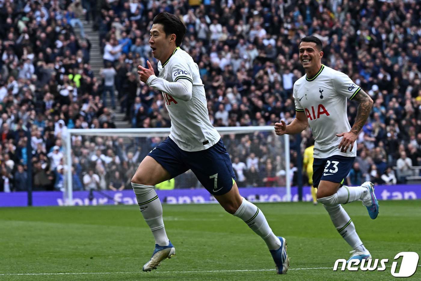본문 이미지 - 토트넘의 손흥민이 8일(현지시간) 런던의 토트넘 홋스퍼 스타디움에서 열린 EPL 브라이턴 앤드 호브 앨비언과 경기서 역대 34번째이며, 아시아 선수 최초로100골 금자탑을 세우며 기뻐하고 있다. ⓒ AFP=뉴스1 ⓒ News1 우동명 기자