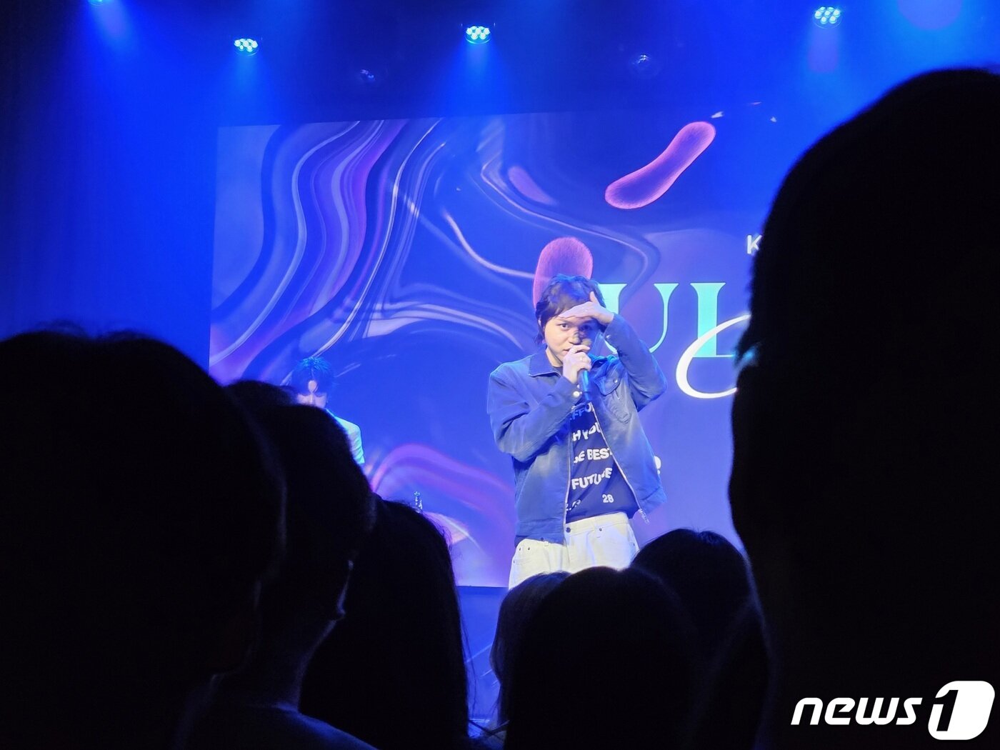 본문 이미지 - '원슈타인'이 지난달 25일 서울시 마포구 무신사 개러지에서 열린 '울트라 콘서트'에서 사람을 찾고 있다. 초광각, 광각, 망원 등 배율별 갤럭시S23 울트라 촬영 사진. 2023.3.25/뉴스1 ⓒ News1 이기범 기자