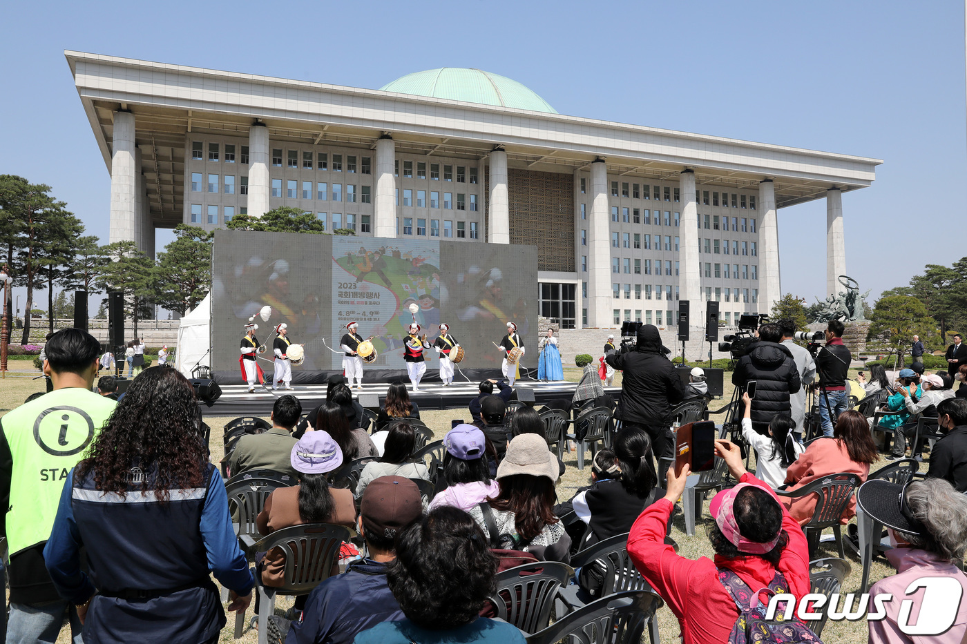 (서울=뉴스1) 임세영 기자 = 9일 서울 영등포구 여의도 국회에서 코로나19로 중단된 지 4년 만에 열린 2023 국회개방행사에서 관람객들이 사물놀이 공연을 보며 즐거운 시간을 …