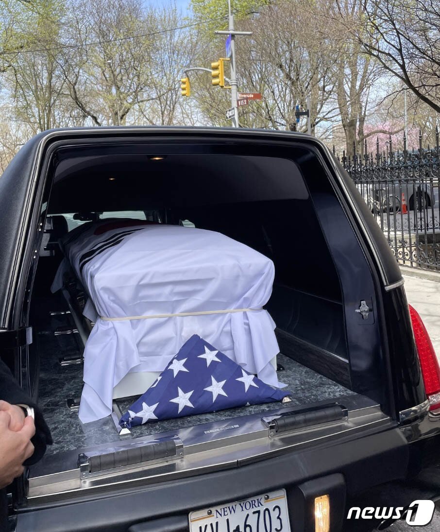 본문 이미지 - 8일 오전(현지시간) 미국 뉴욕한인교회에서 황기환 지사 추모식을 마친 교민들이 유해를 국내로 봉송하고 있다. (국가보훈처 제공) 2023.4.9/뉴스1
