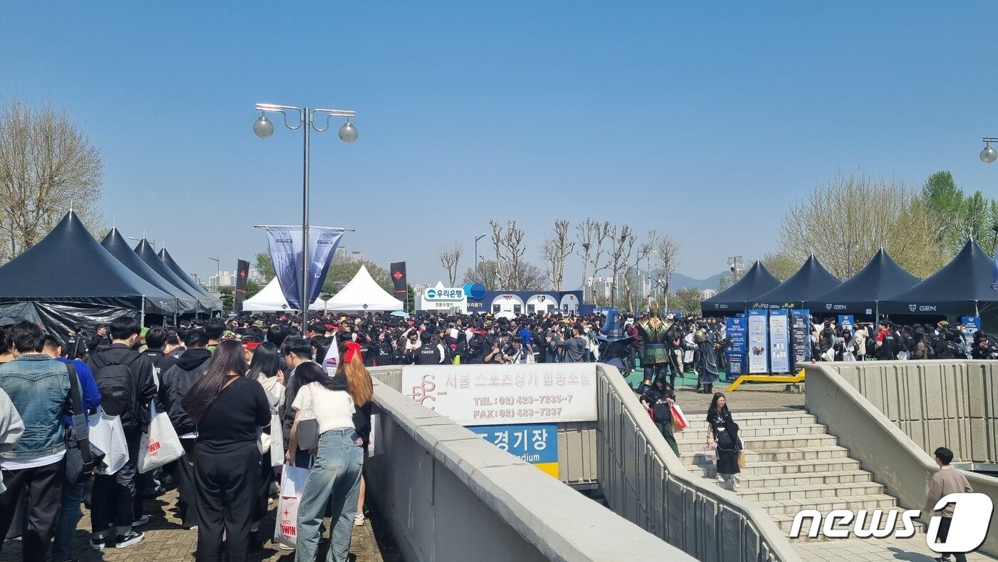 본문 이미지 - 경기 시작 약 3시간 전인 9일 정오경 T1과 젠지 각 팀의 공식 부스 앞에서 줄을 서있는 팬들의 모습. 공식 부스에서는 굿즈를 판매하거나 기념품을 제공했다. ⓒ 뉴스1 박소은 기자