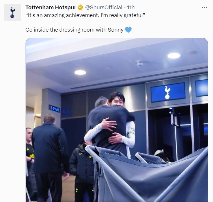 본문 이미지 - 경기 후 라커룸에서 포옹하는 스텔리니 감독대행과 손흥민 (토트넘 구단 SNS 캡처)