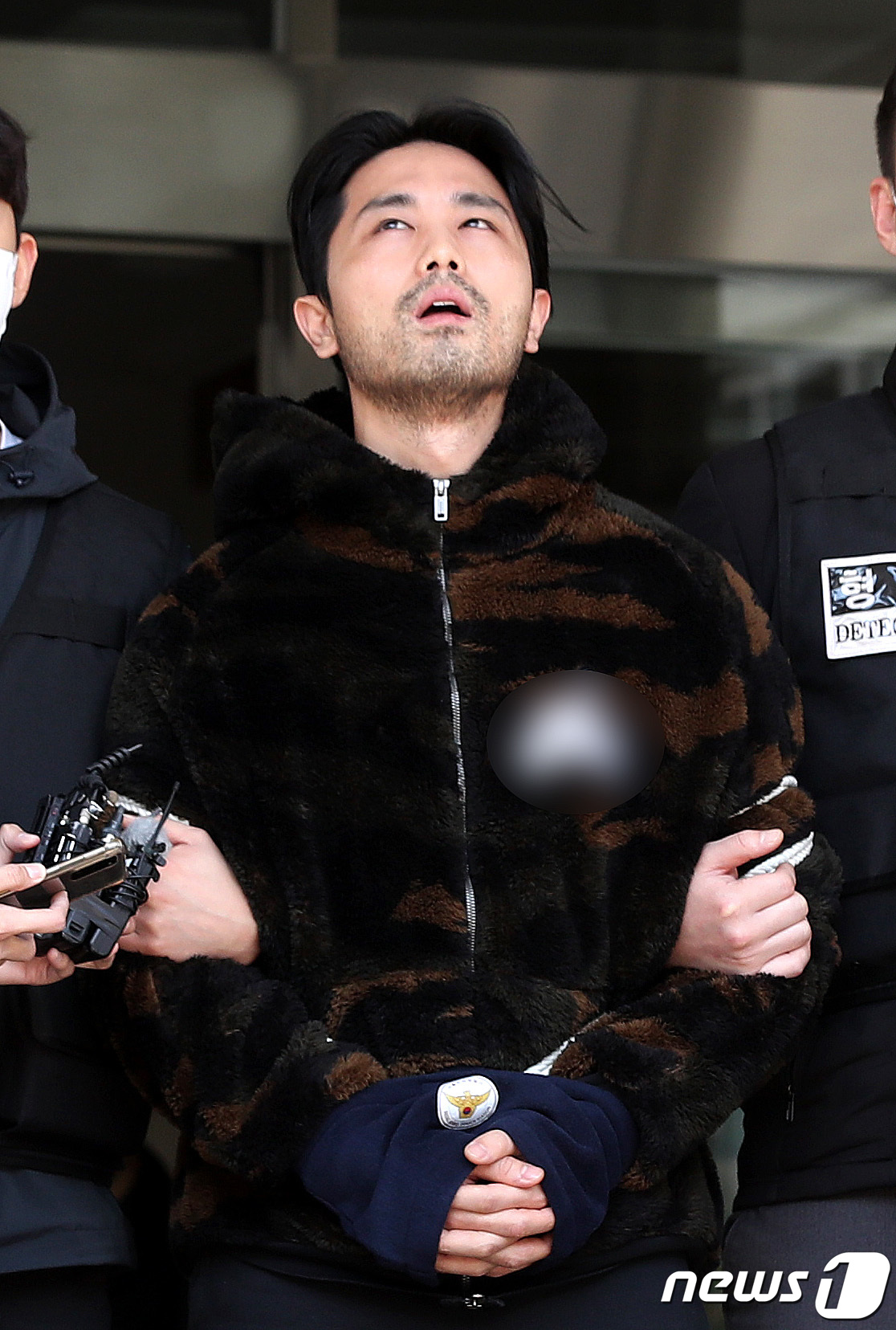 (서울=뉴스1) 박지혜 기자 = '강남 납치·살해 사건'의 피의자 이경우(35)가 9일 서울 강남구 수서경찰서에서 검찰로 송치되고 있다.'강남 납치·살해 사건'의 피의자로 구속된 …