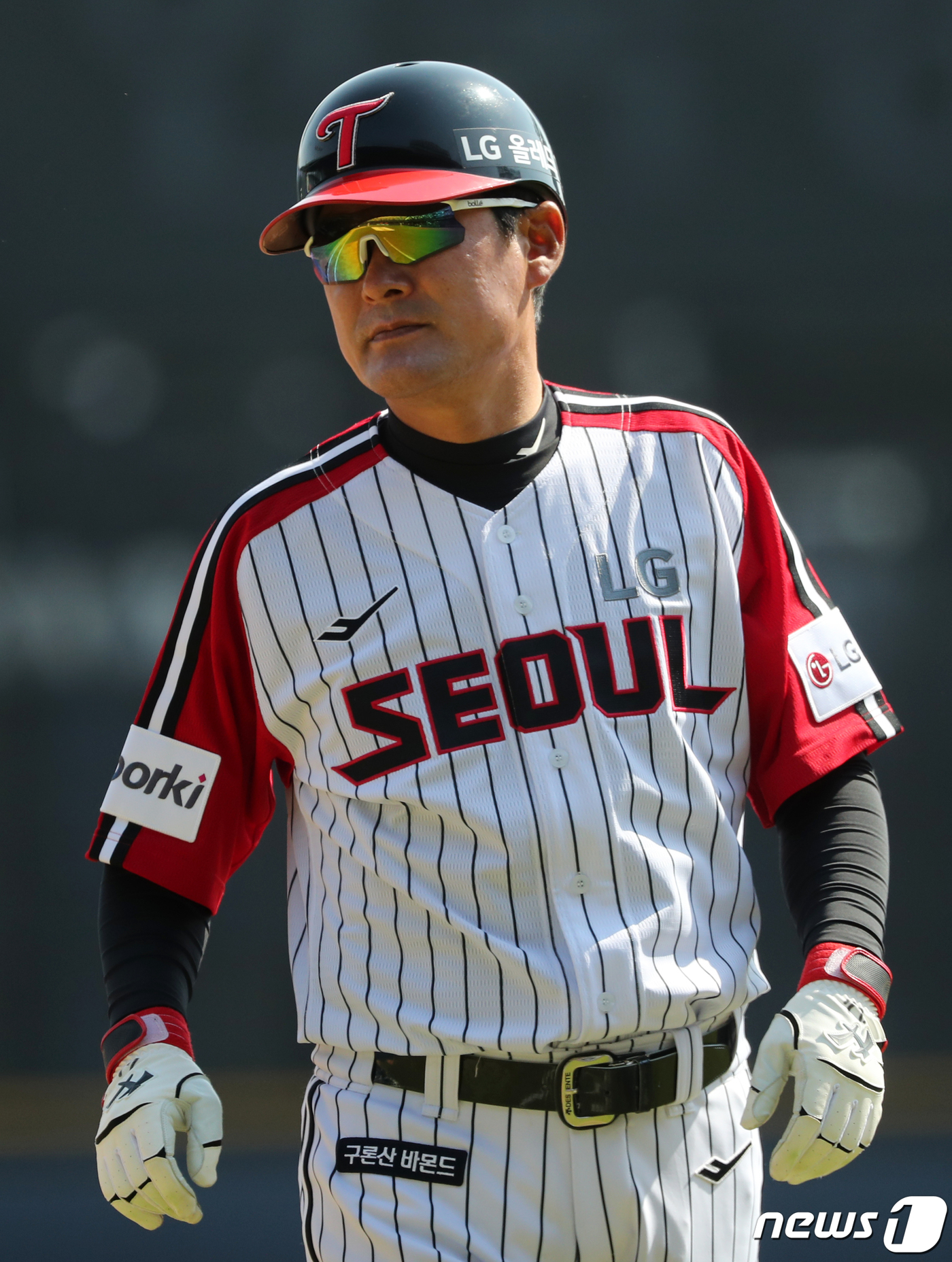 (서울=뉴스1) 김진환 기자 = 9일 오후 서울 송파구 잠실야구장에서 열린 2023 신한 SOL KBO리그 삼성 라이온즈와 LG 트윈스의 경기, LG 이종범 작전·주루 코치가 3회 …