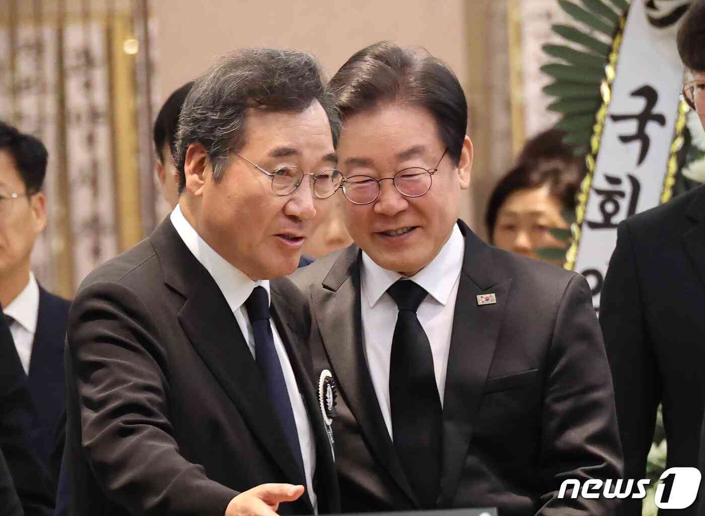 이낙연 더불어민주당 전 대표가 지난 4월 9일 오후 서울 강남구 삼성서울병원 장례식장에 마련된 장인 김윤걸 전 교수의 빈소에서 이재명 대표를 배웅하고 있다.  이 전 대표는 오는 24일 귀국할 예정이다. © News1 임세영 기자