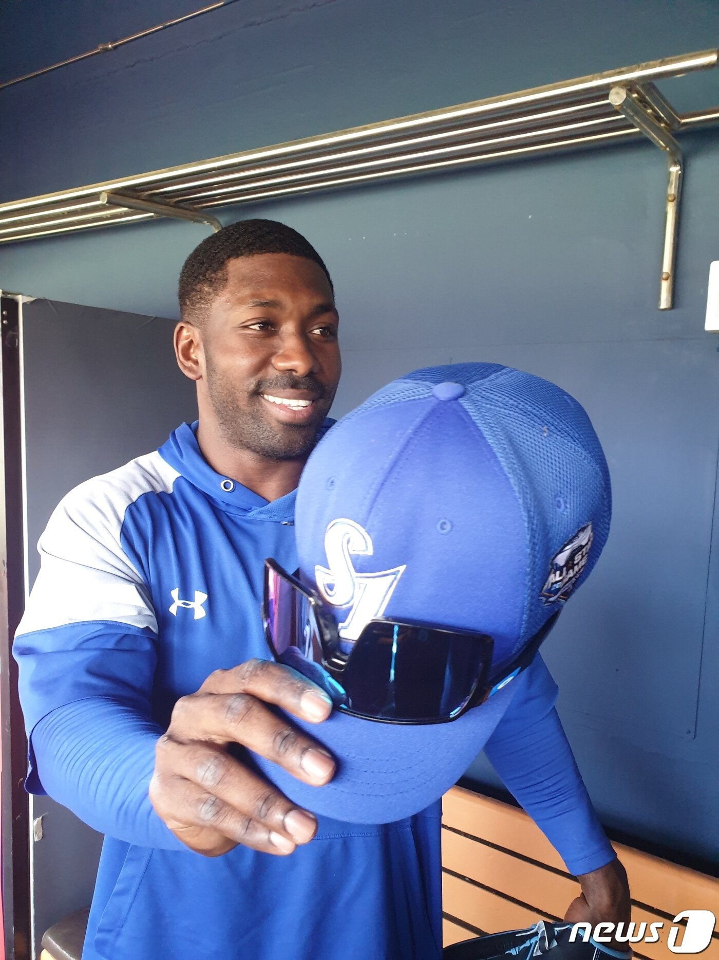 본문 이미지 - 훈련할 때 착용하는 '올스타 모자'를 취재진에게 보여주고 있는 호세 피렐라(삼성).