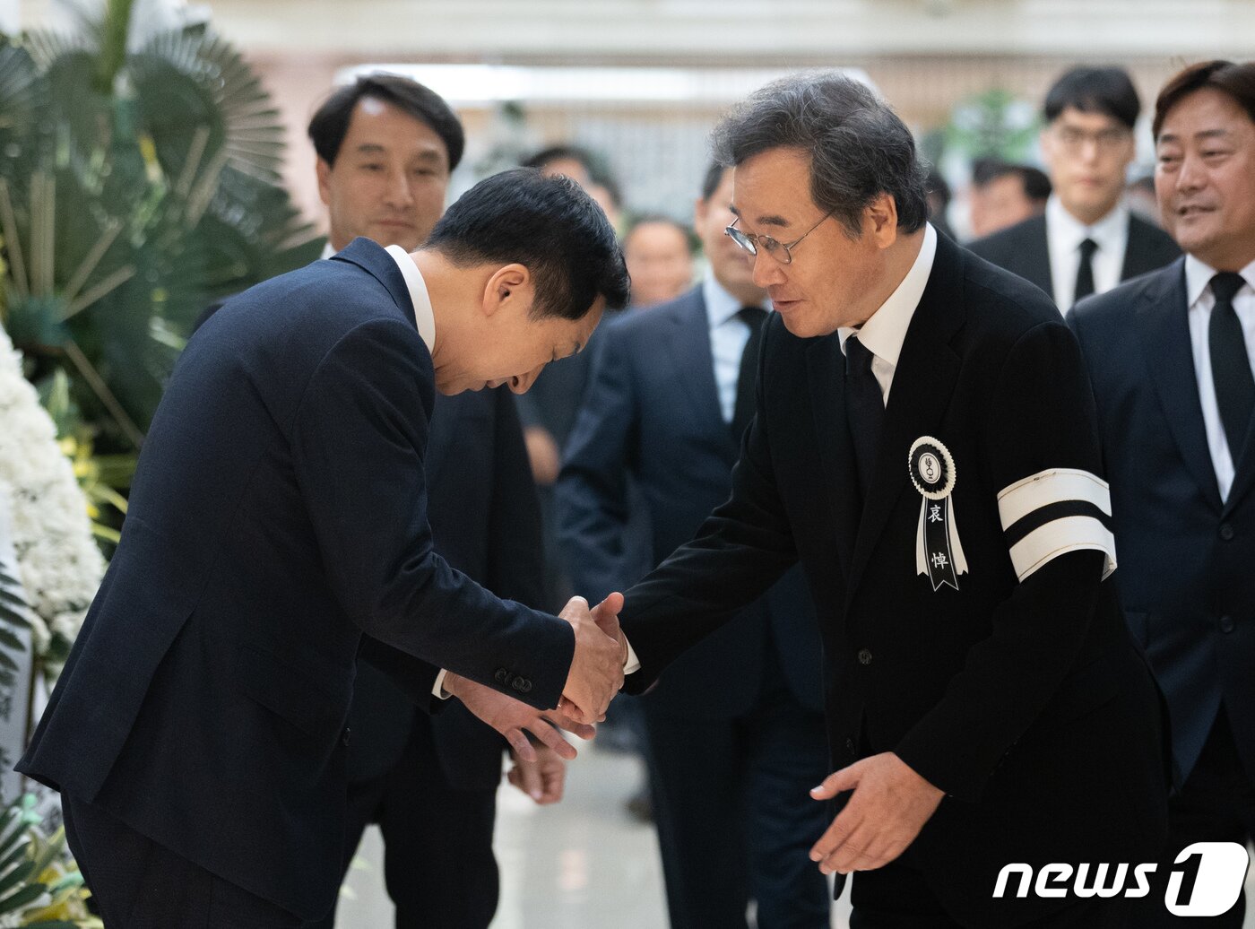 본문 이미지 - 김기현 국민의힘 대표(왼쪽)가 9일 오후 서울 강남구 삼성서울병원 장례식장에 마련된 이낙연 전 더불어민주당 대표의 장인 김윤걸 전 교수의 빈소에서 조문을 마친 후 이 전 대표의 배웅을 받고 있다. 2023.4.9/뉴스1 ⓒ News1 이재명 기자
