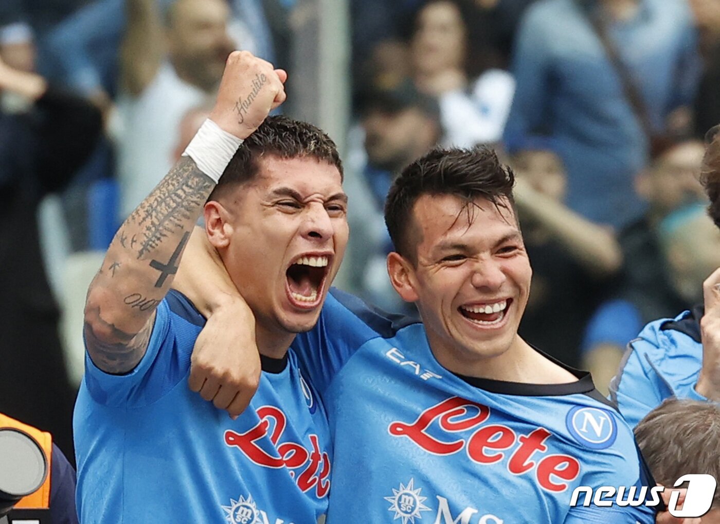 본문 이미지 - 기뻐하는 나폴리 선수들ⓒ 로이터=뉴스1