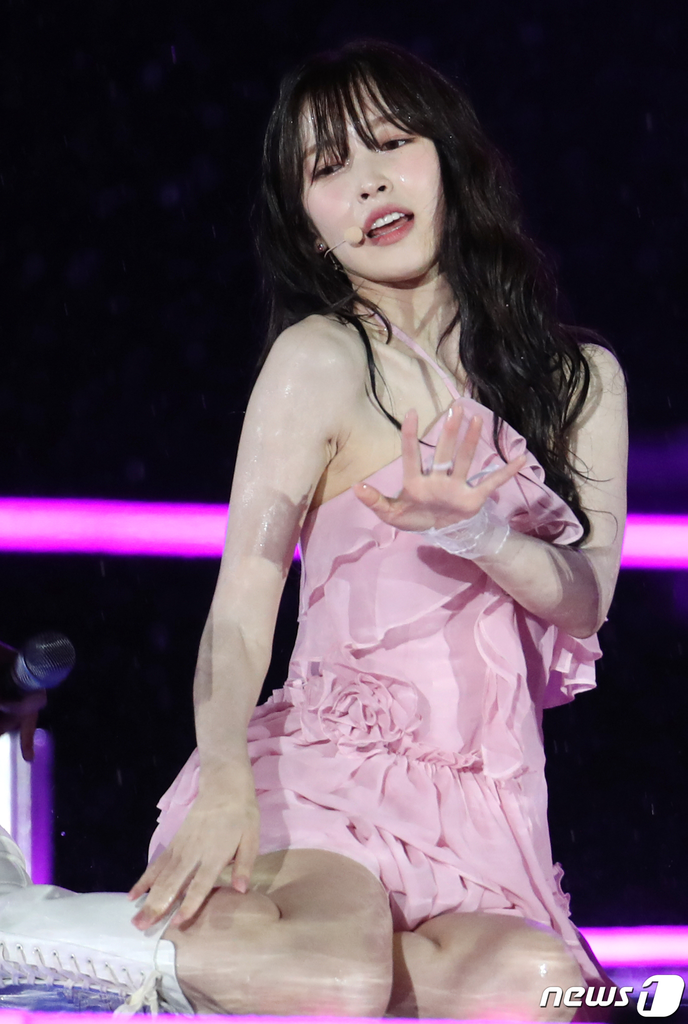 (서울=뉴스1) 권현진 기자 = 오마이걸 아린이 지난 30일 오후 서울 잠실종합운동장 올림픽주경기장에서 열린 ‘서울페스타 2023' K-POP 슈퍼라이브 콘서트에서 비를 맞으며 젖 …