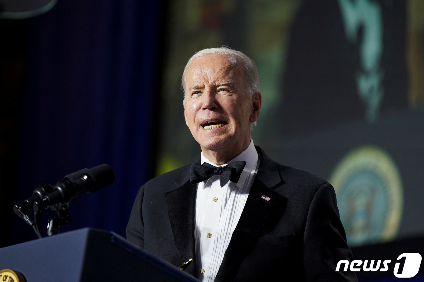 (워싱턴 로이터=뉴스1) 우동명 기자 = 조 바이든 미국 대통령이 29일(현지시간) 워싱턴 백악관에서 열린 출입 기자단 만찬서 연설을 하고 있다.ⓒ 로이터=뉴스1