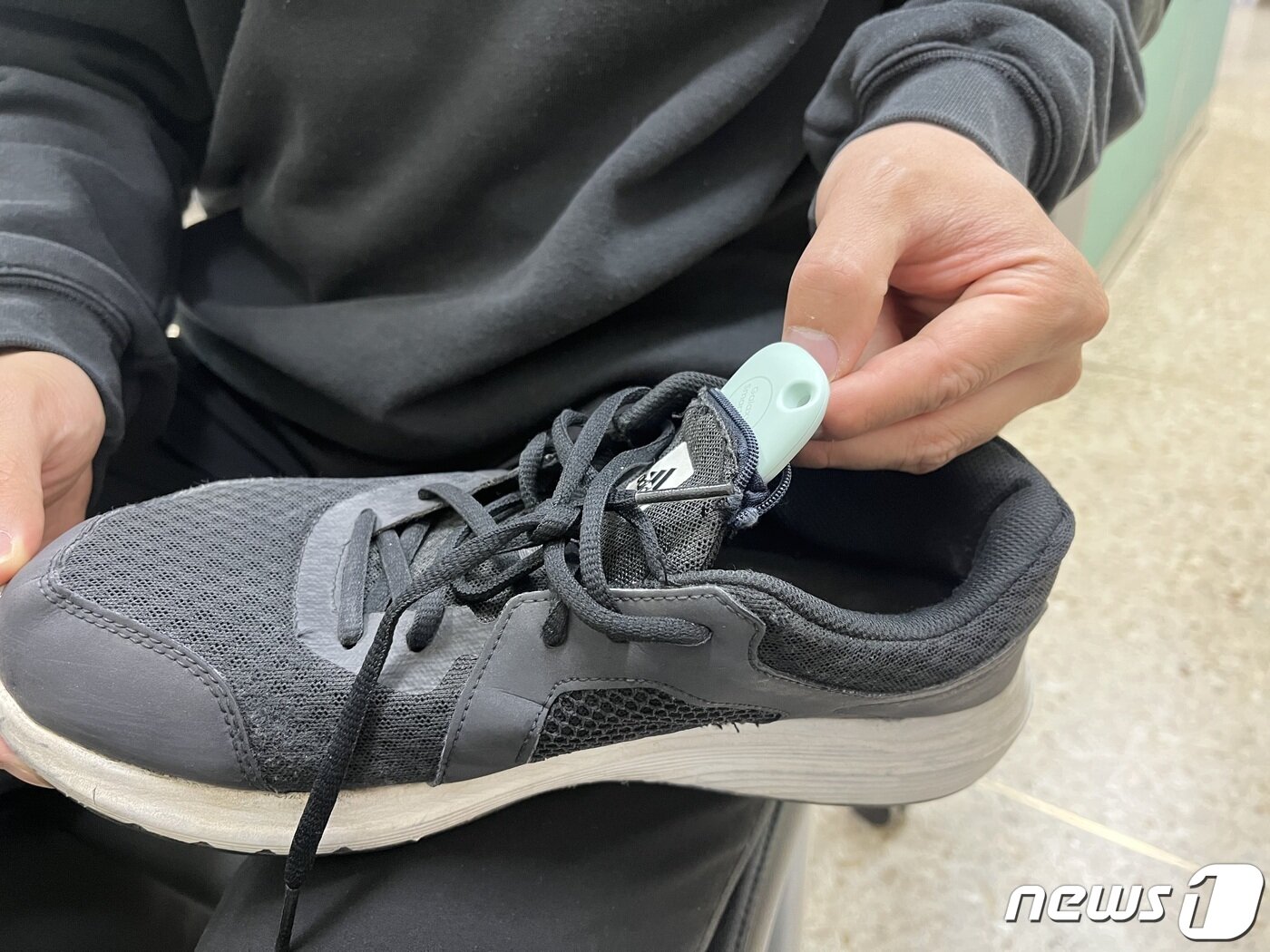 본문 이미지 - 1일 오전 광주 동부경찰서에서 실종수사전담팀 박종선 경장이 실종 치매 노인을 위한 스마트 태그 활용 신발을 설명하고 있다. 2023.5.1/뉴스1 ⓒ News1 이승현 기자