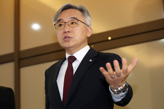 '박원순 피해자 신원 노출' 정철승 변호사 법정 구속…2심 징역형