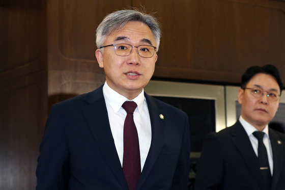 '박원순 피해자 신원 노출' 정철승 변호사 법정 구속…2심 징역형
