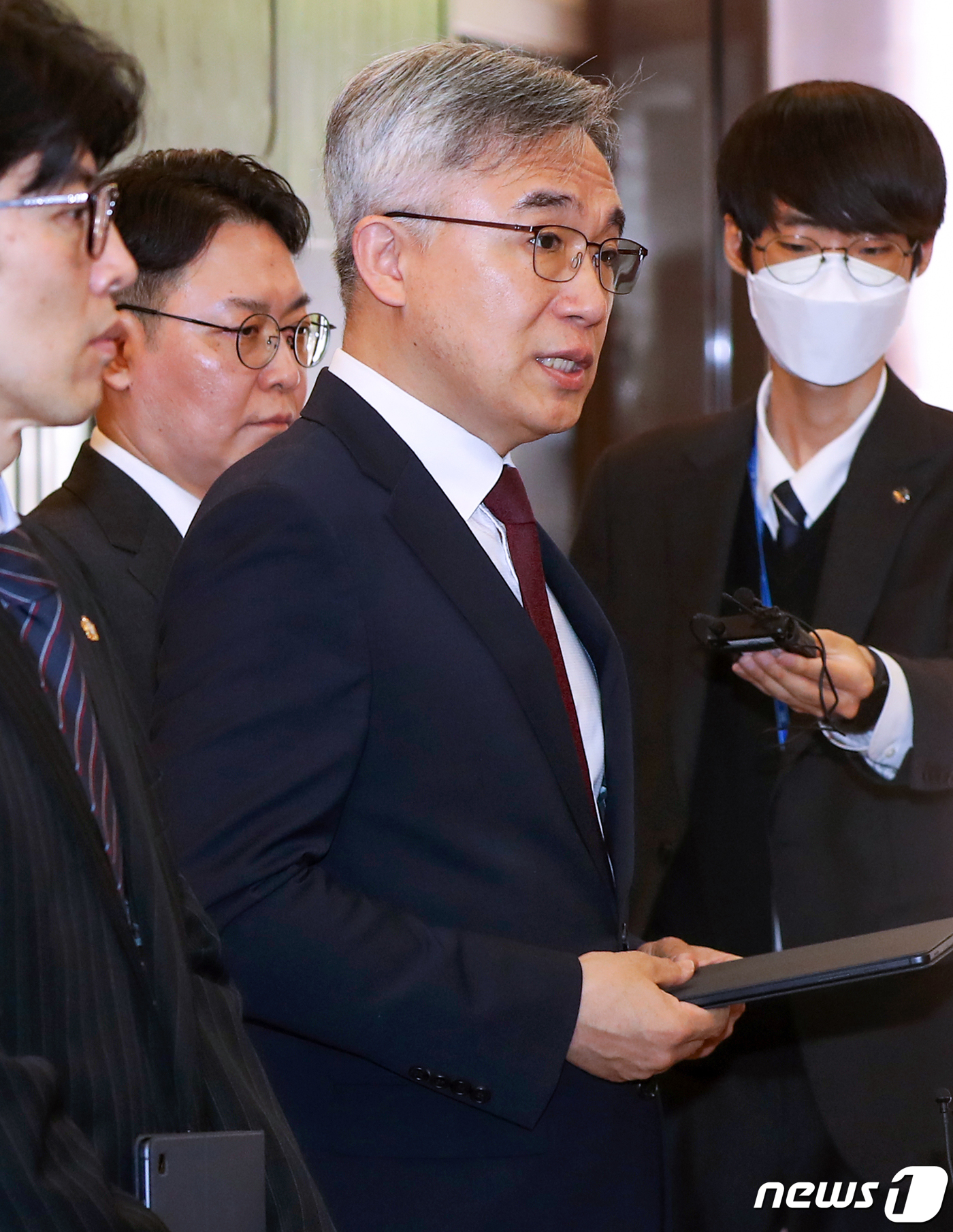 (서울=뉴스1) 민경석 기자 = 더불어민주당 전당대회 '돈 봉투 의혹' 의혹의 핵심인물인 이정근 전 사무부총장의 법률 대리인 정철승 변호사가 1일 오전 서울 서초구 더펌 법무법인에 …