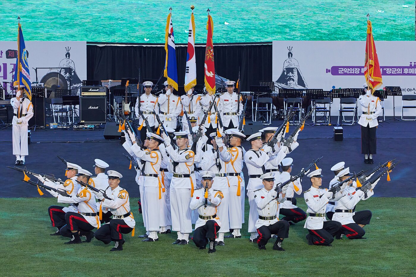 본문 이미지 - 제62회 성웅 이순신 축제에서는 육해공군 군악대와 의장대 등 14개 군악·의장대가 공연을 펼쳤다. (아산시청 제공)