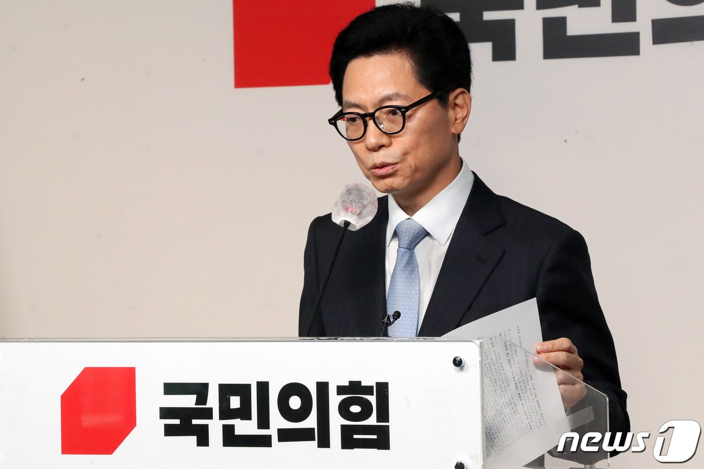 본문 이미지 - 황정근 국민의힘 윤리위원장이 1일 오전 서울 여의도 국민의힘 중앙당사에서 윤리위 첫 회의를 마치고 브리핑을 하고 있다. 이날 국민의힘 윤리위는 설화(舌禍) 논란을 불러온 김재원, 태영호 최고위원에 대한 징계 절차를 개시하기로 결정했다. 2023.5.1/뉴스1 ⓒ News1 황기선 기자