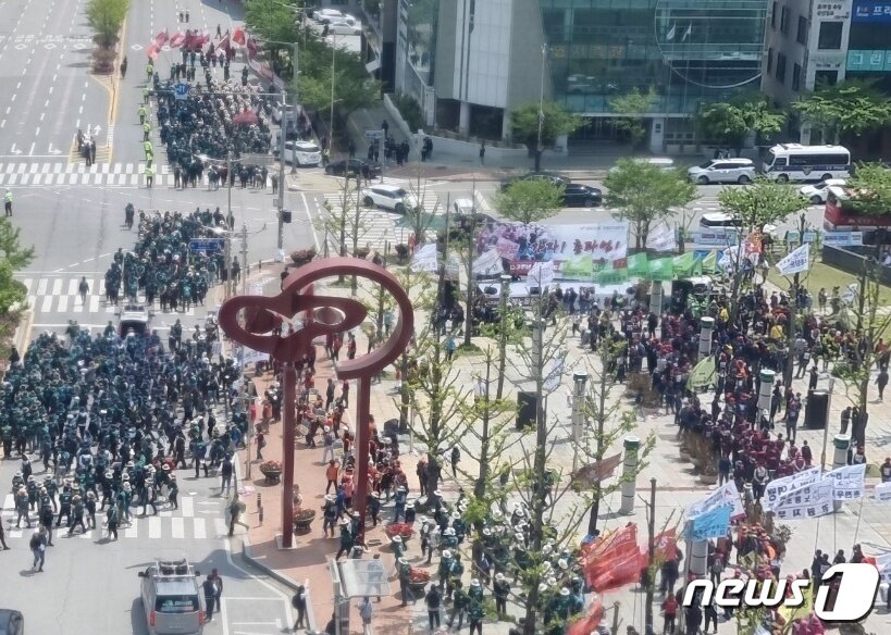 본문 이미지 - 민주노총 강원지역본부 조합원들이 1일 원주시청 앞에서 열린133주년 세계노동절 강원지역대회에서 정부의 노동정책 개선을 요구하는 입장을 밝힌 뒤 춘천지법 원주지원 앞으로 행진하고 있다. (독자제공) 2023.5.1/뉴스1 ⓒ News1 신관호 기자