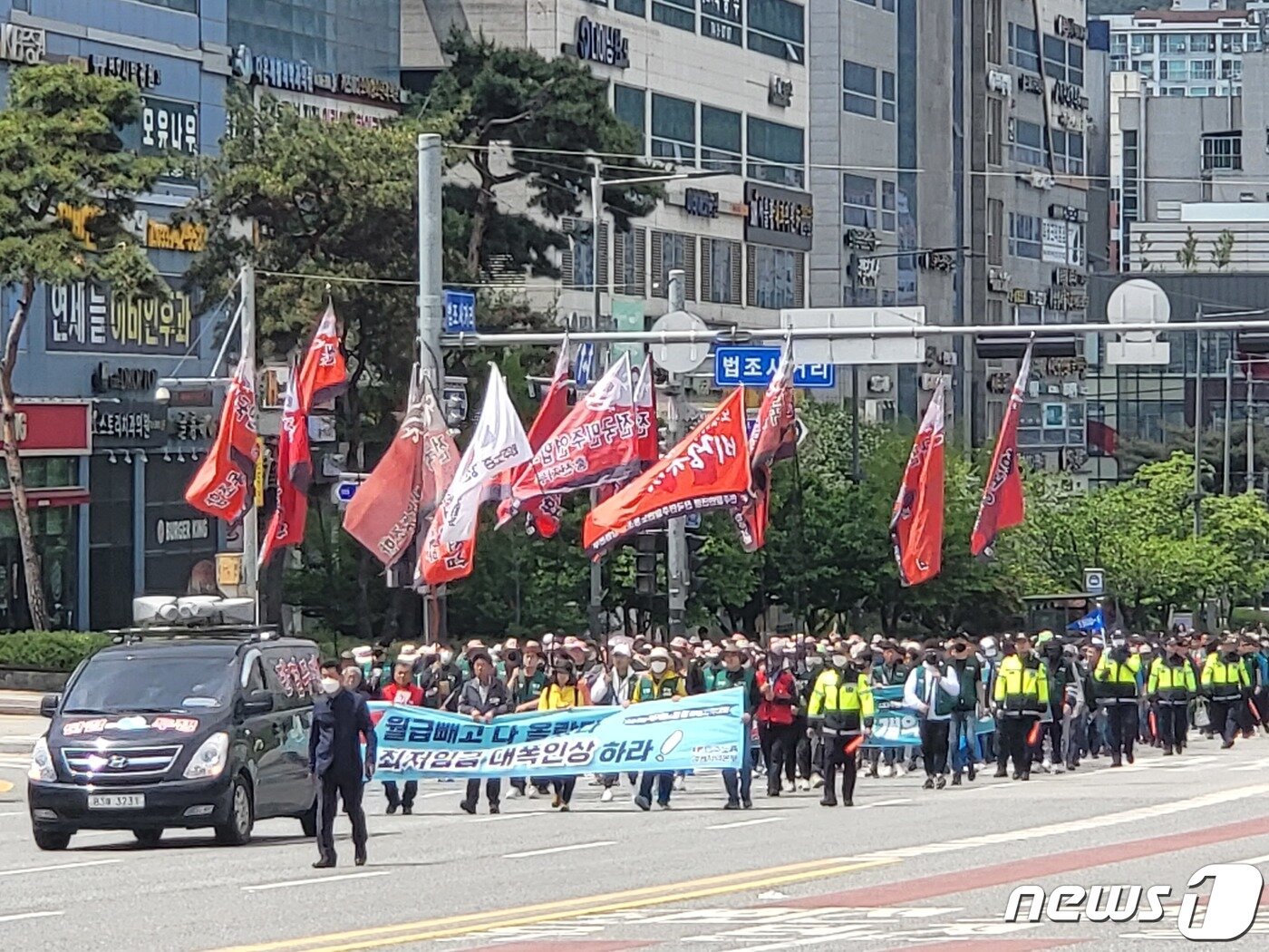 본문 이미지 - 민주노총 강원지역본부 조합원들이 1일 원주시청 앞에서 열린133주년 세계노동절 강원지역대회에서 정부의 노동정책 개선을 요구하며 춘천지법 원주지원 앞으로 행진하고 있다. 2023.5.1/뉴스1 ⓒ News1 신관호 기자