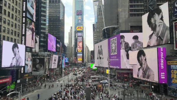 본문 이미지 -  뉴욕 타임스퀘어에 등장한 방탄소년단의 '갤럭시Z플립4' 옥외광고. 2022.08.10. 오현주 기자ⓒ 뉴스1