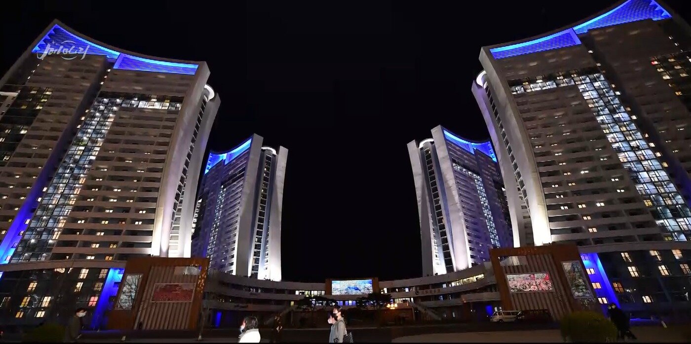 본문 이미지 - 북한 평양 송화거리 야경. 작년 4월 준공됐지만 여전히 상점과 아파트 입주가 마무리되지 않은 것으로 추측된다. ('메아리' 캡처) ⓒ News1   