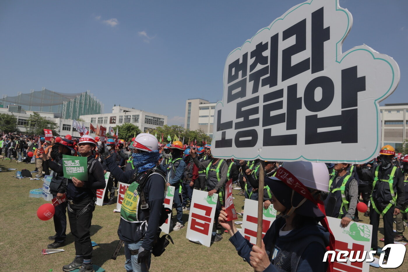 본문 이미지 - 노동절인 1일 충북 청주시 청원구 국립현대미술관 앞 잔디광장에서 열린 총궐기대회에서 민주노총 충북본부가 정부의 반노동 정책을 규탄하고 있다.2023.04.23./ⓒ 뉴스1 박건영 기자