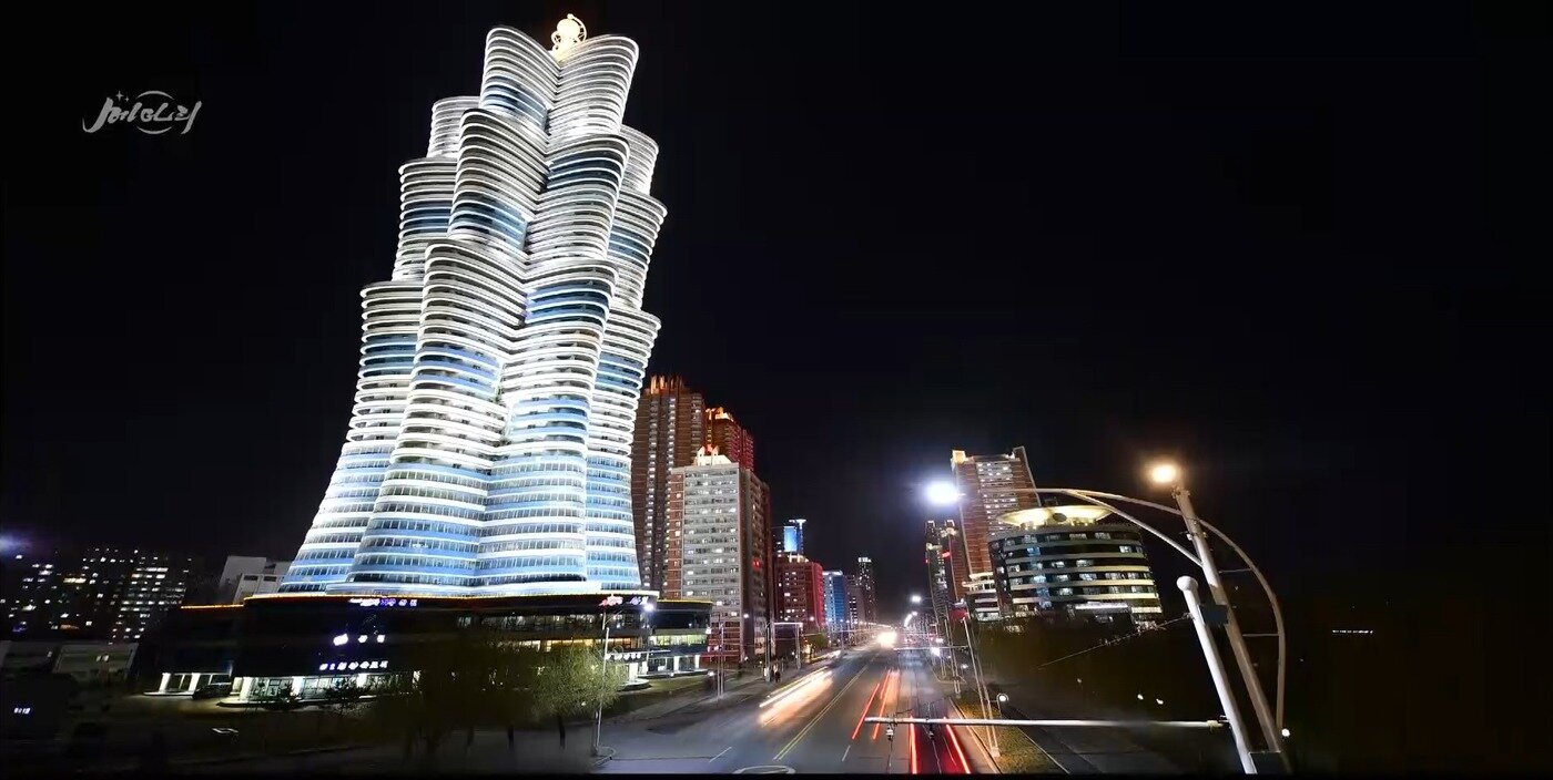 본문 이미지 - 북한 평양 미래과학자거리 야경. ('메아리' 캡처) ⓒ News1   