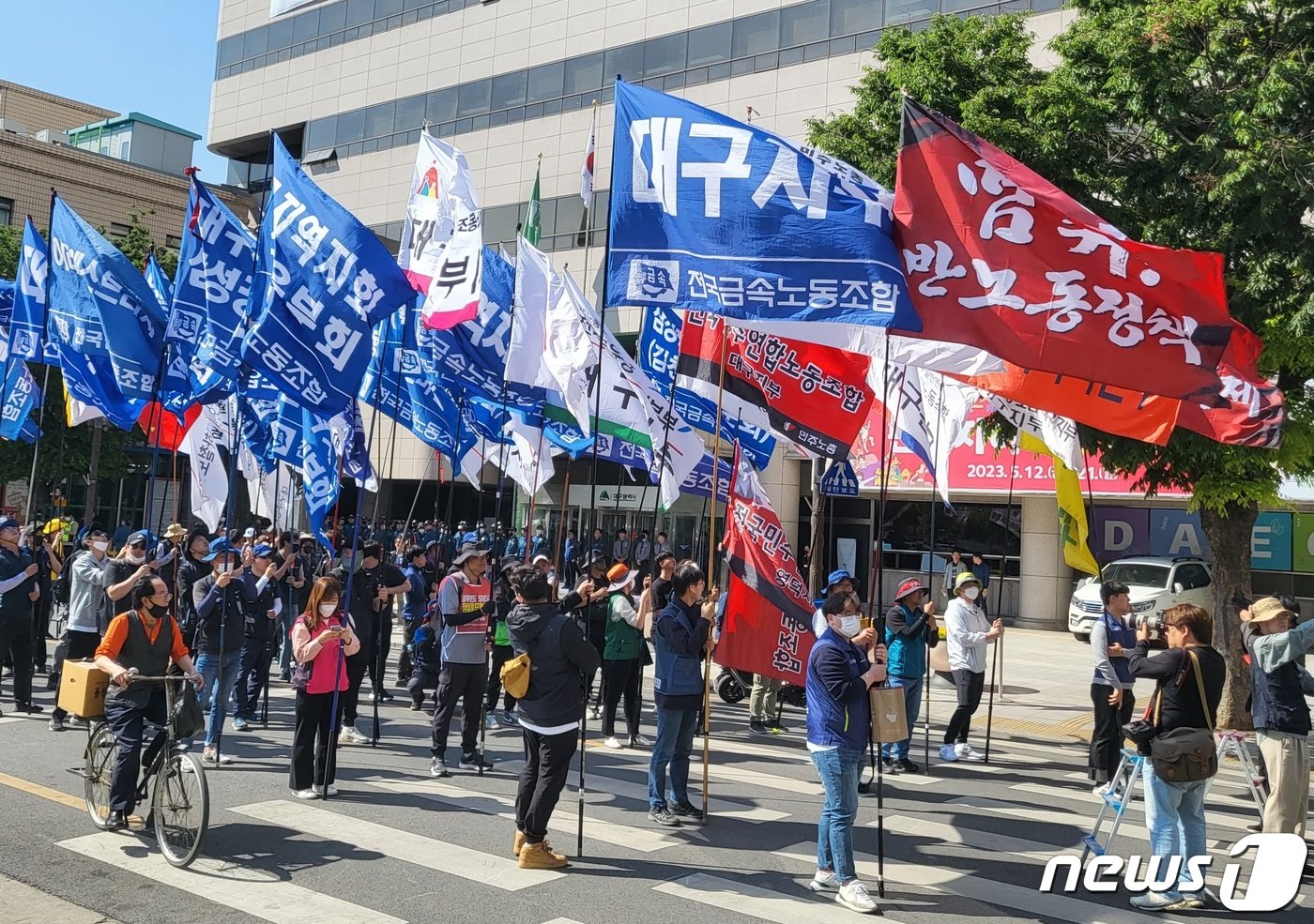 133주년 세계노동절인 1일 오후 민주노총 대구지역본부 조합원 등이 대구 도심을 행진하며 노조 탄압 중단 등을 정부에 요구하고 있다. 2023.5.1/뉴스1 ⓒ News1 남승렬 기자