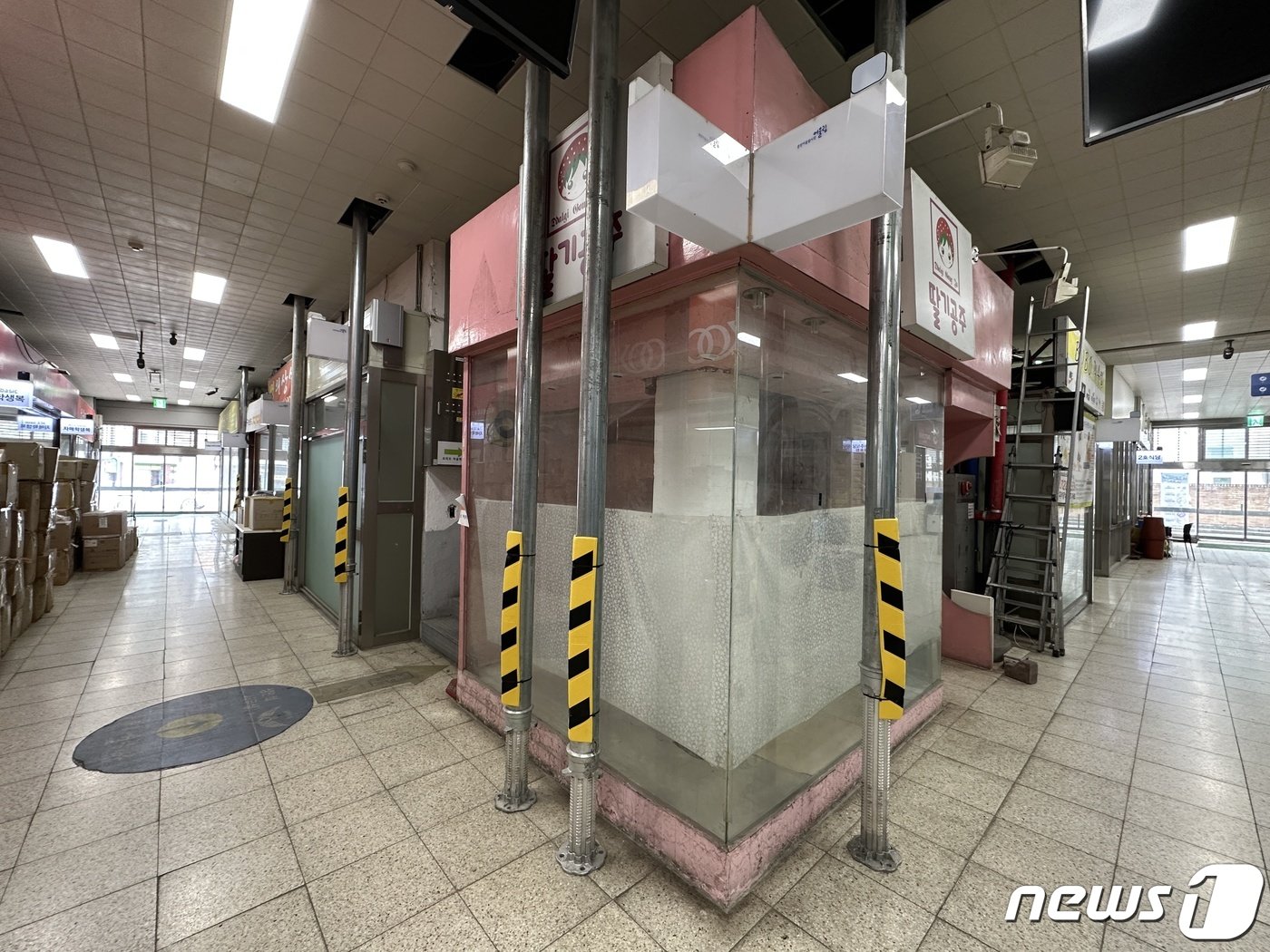 본문 이미지 - 충주 중앙어울림시장 상가건물에 지지대가 설치돼 있다.2023.5.1/뉴스1