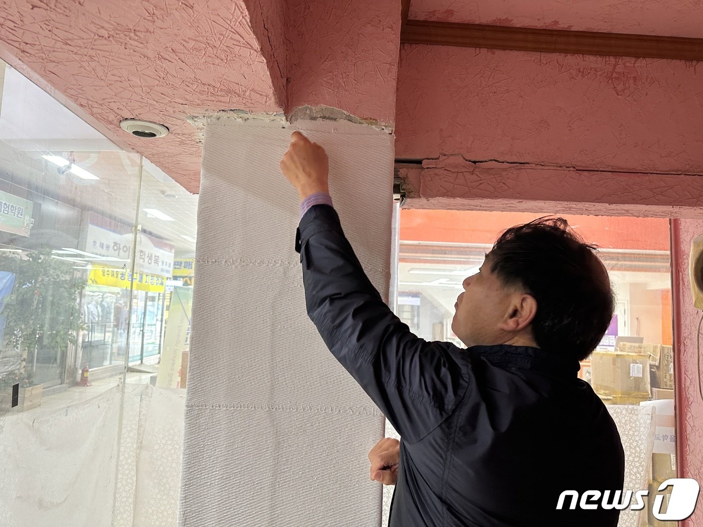 본문 이미지 - 정경모 충주 중앙어울림시장 상인회장이 지난해 균열이 발생해 보수한 기둥을 보여주고 있다.2023.5.1/뉴스1