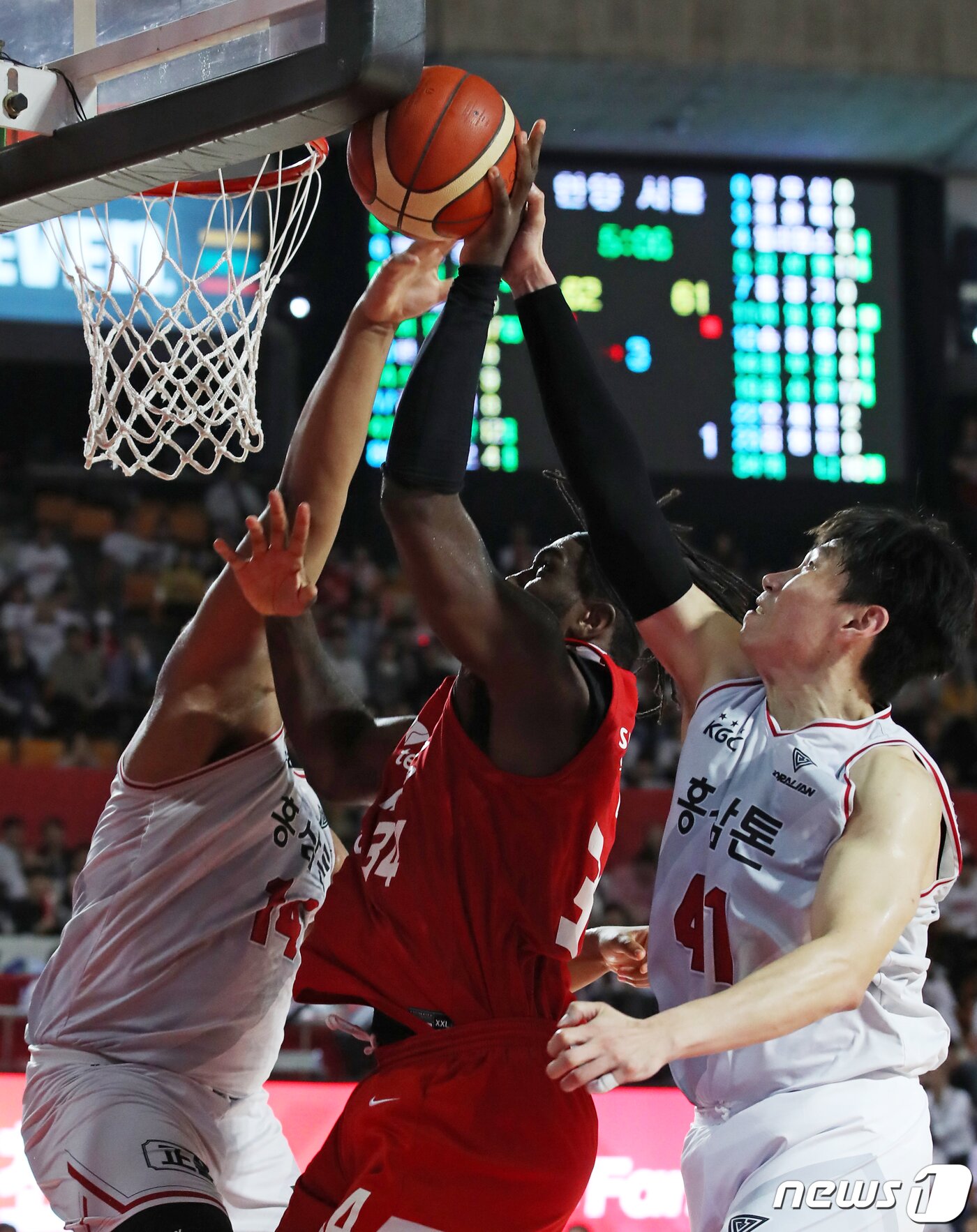 본문 이미지 - 1일 오후 서울 송파구 잠실학생체육관에서 열린 2022-2023 SKT 에이닷 프로농구 챔피언결정전 4차전 서울 SK와 안양 KGC의 경기에서 SK 워니가 골밑슛하고 있다. 2023.5.1/뉴스1 ⓒ News1 이승배 기자