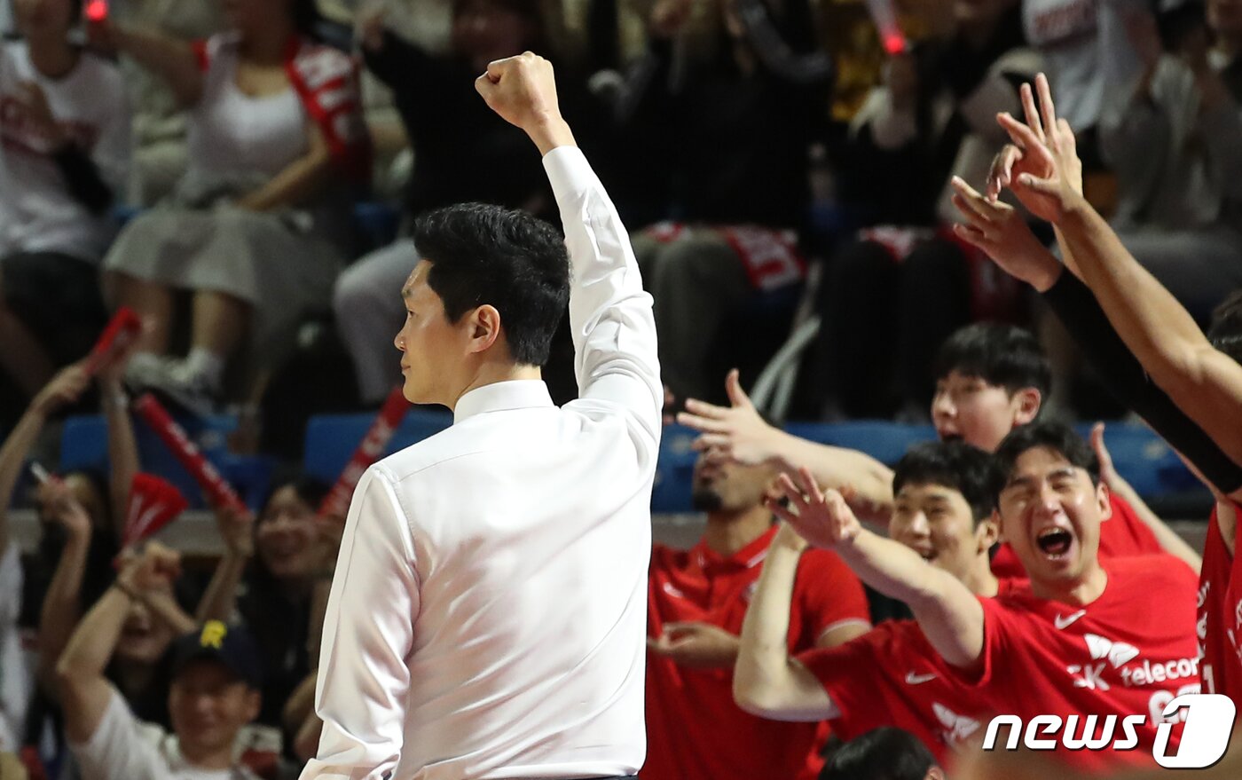 본문 이미지 - 1일 오후 서울 송파구 잠실학생체육관에서 열린 2022-2023 SKT 에이닷 프로농구 챔피언결정전 4차전 서울 SK와 안양 KGC의 경기에서 전희철 SK 감독이 공격이 성공하자 주먹을 쥐고 있다. 2023.5.1/뉴스1 ⓒ News1 이승배 기자