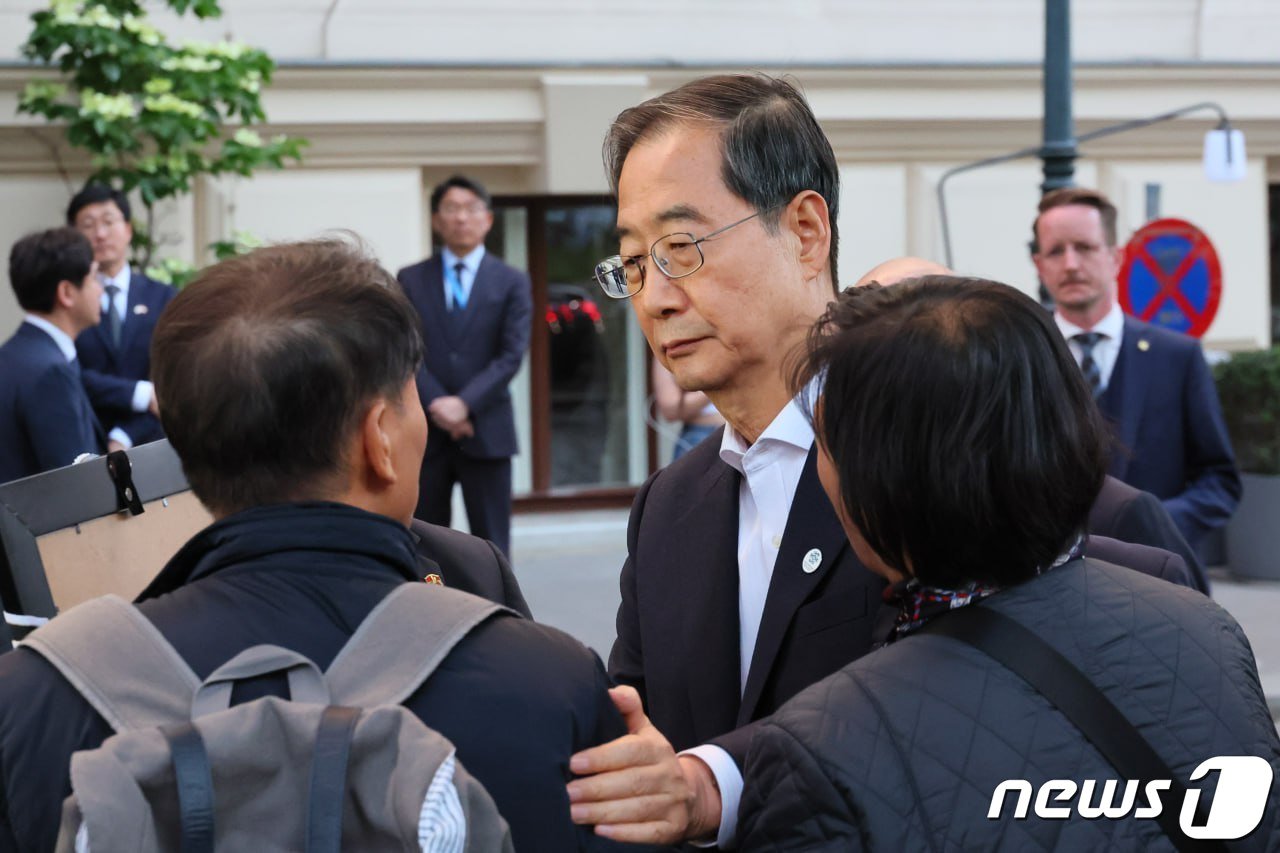 본문 이미지 - 한덕수 국무총리는 9일&#40;현지시간&#41; 오스트리아 비엔나의 한 호텔 앞에서 이태원 참사 희생자 고&#40;故&#41; 김인홍씨&#40;25&#41; 유가족과 만나고 있다.&#40;총리실 제공&#41; 