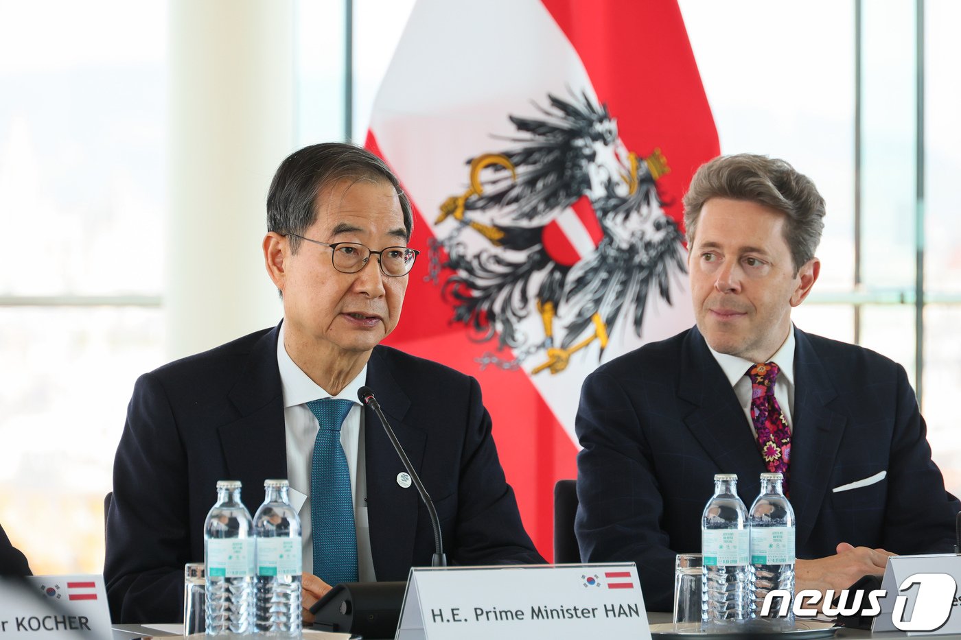 본문 이미지 - 한덕수 국무총리가 9일(현지시간) 오스트리아 기업인 간담회에서 발언하고 있다.(총리실 제공)/