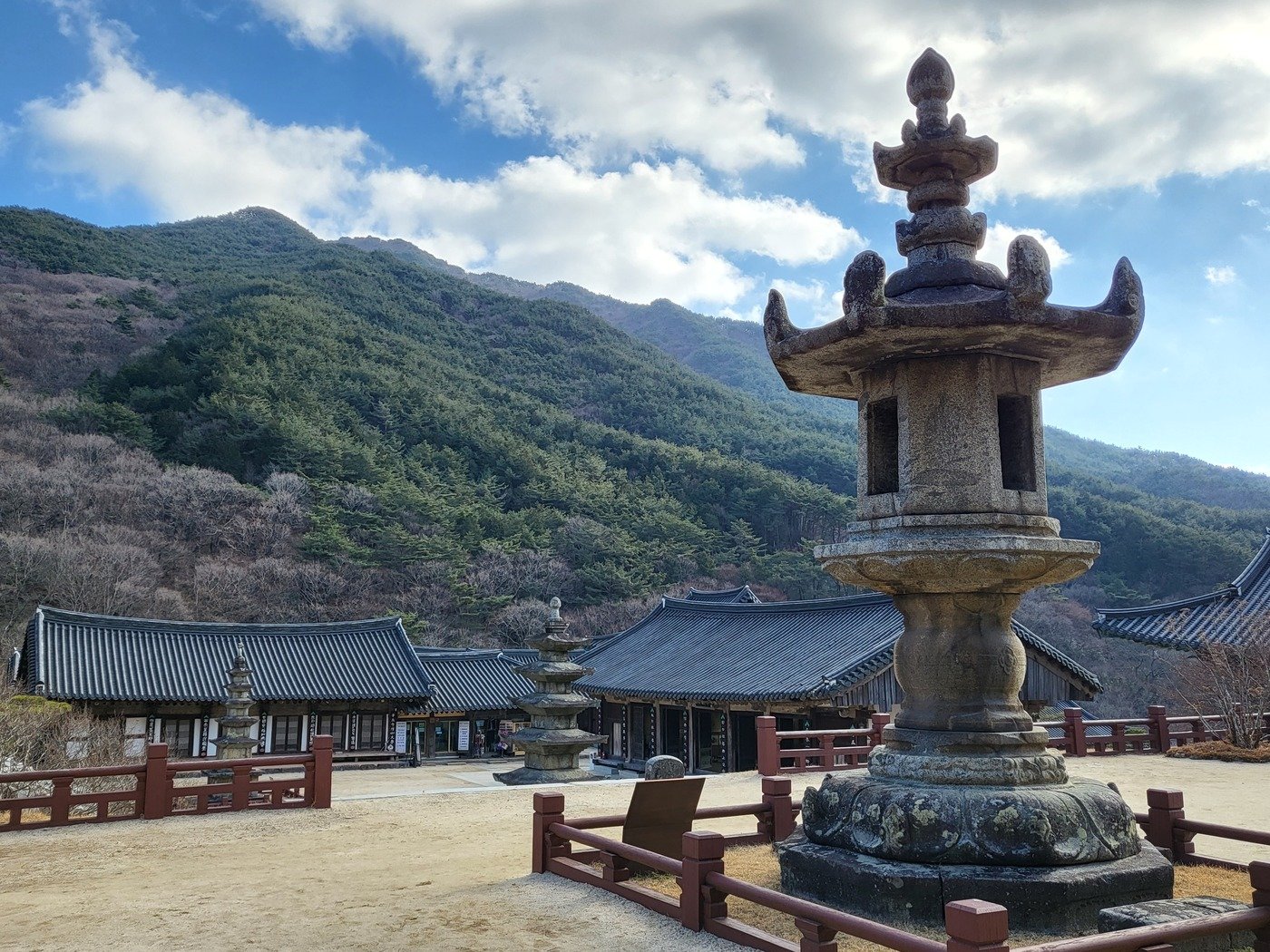  국보 &#39;구례 화엄사 각황전 앞 석등&#39;. &#40;문화재청 제공&#41; 