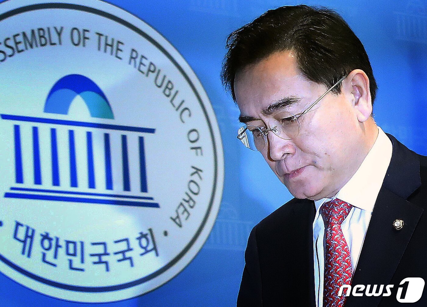 본문 이미지 - 태영호 국민의힘 최고위원이 10일 서울 여의도 국회 소통관에서 중앙윤리위원회 징계 결정을 앞두고 나선 최고위원직 자진 사퇴 기자회견을 마치고 나서고 있다. 2023.5.10/뉴스1 ⓒ News1 임세영 기자