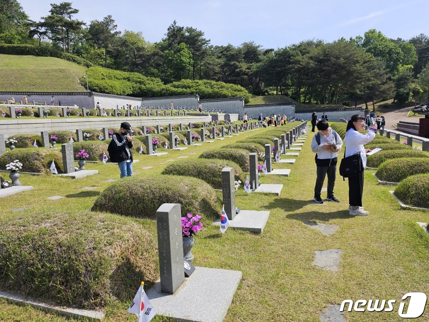 광주 5·18민주화운동 43주년이 다가오는 가운데 광주 용봉초교 학생들이 10일 광주 북구 국립5·18민주묘역 찾아 오월영령들의 발자취를 돌아보고 있다. 2023.5.10/뉴스1 ⓒ News1 최성국 기자