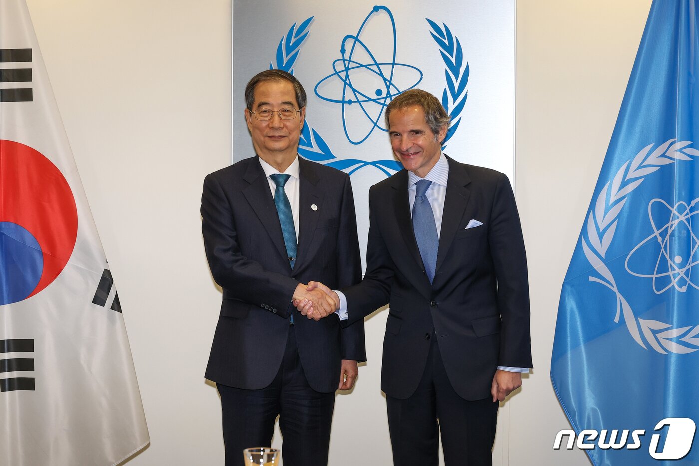 본문 이미지 - 유럽순방 중인 한덕수 국무총리가 9일(현지시간) 오스트리아 빈 국제센터에서 라파엘 마리아노 그로씨 국제원자력기구(IAEA) 사무총장과 면담을 하고 있다. (국무총리실 제공) 2023.5.10/뉴스1
