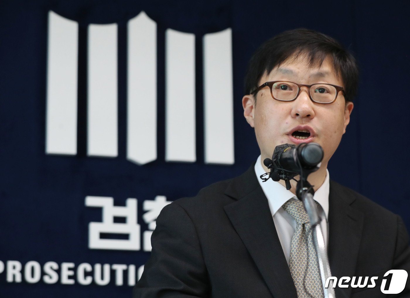 본문 이미지 - 박광현 수원지방검찰청 인권보호관이 지난 10일 오전 경기 수원시 영통구 수원지방검찰청 브리핑실에서 '노동단체 침투 지하조직' 국가보안법위반 사건 중간 수사 결과 브리핑을 하고 있다. 2023.5.10/뉴스1 ⓒ News1 김영운 기자