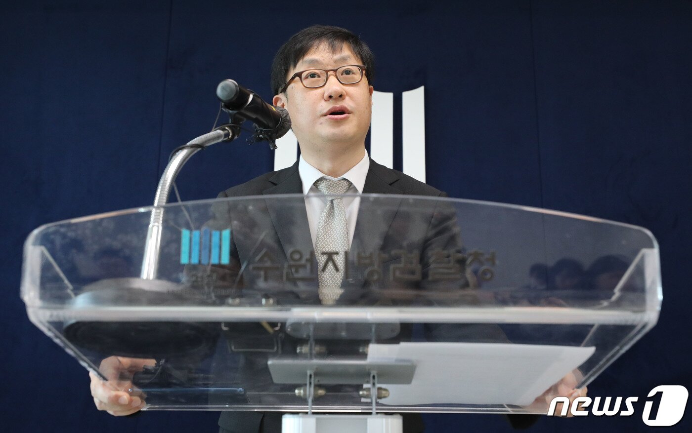 본문 이미지 - 박광현 수원지방검찰청 인권보호관이 10일 오전 경기 수원시 영통구 수원지방검찰청 브리핑실에서 '노동단체 침투 지하조직' 국가보안법 위반 사건 중간 수사 결과 브리핑을 하고 있다. 2023.5.10/뉴스1 ⓒ News1 김영운 기자